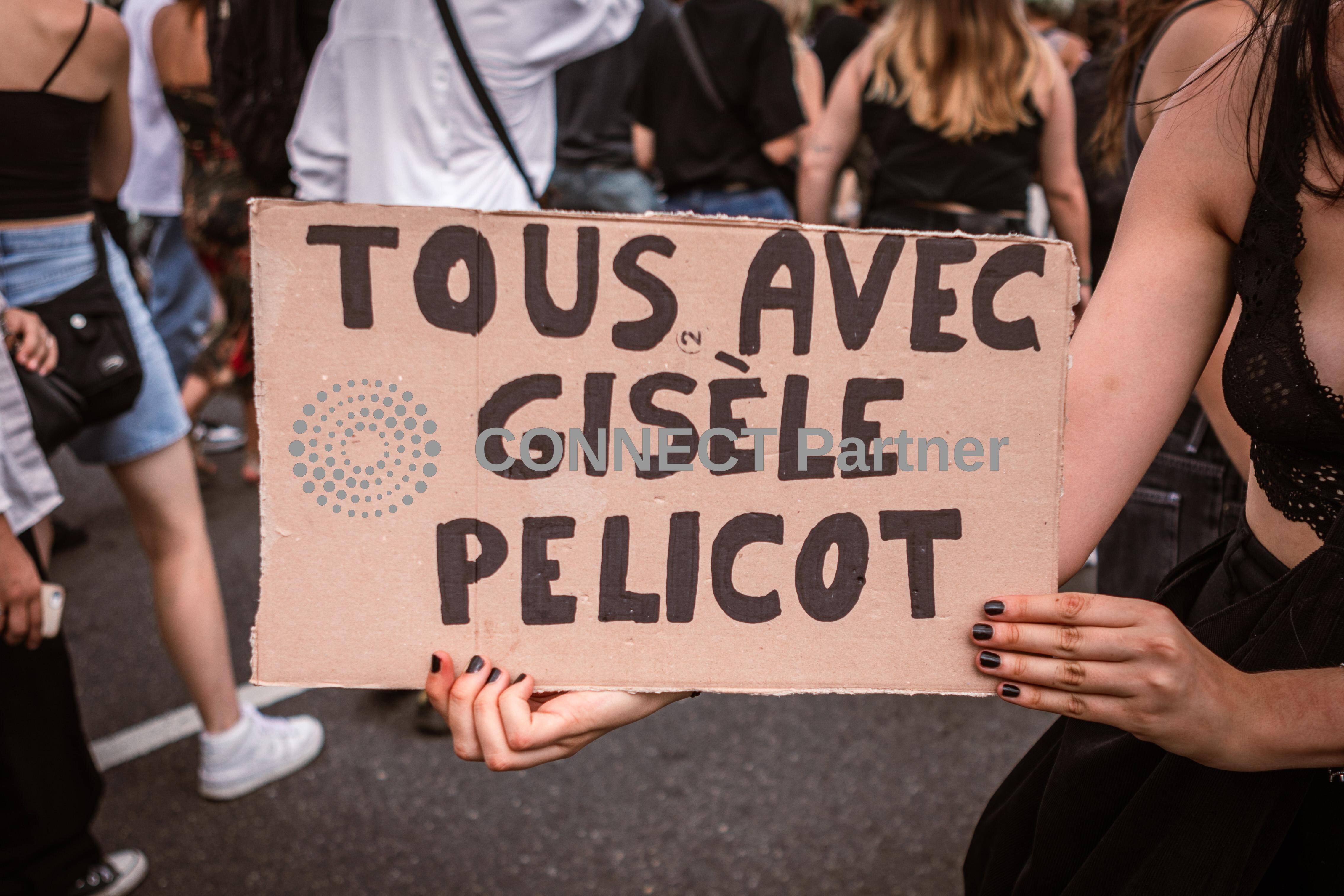 Una manifestante sujeta un cartel que dice "Todos con Gisèle Pélicot", durante una protesta contra Emmanuel Macron en Lyon, Francia (Hans Lucas/Reuters)