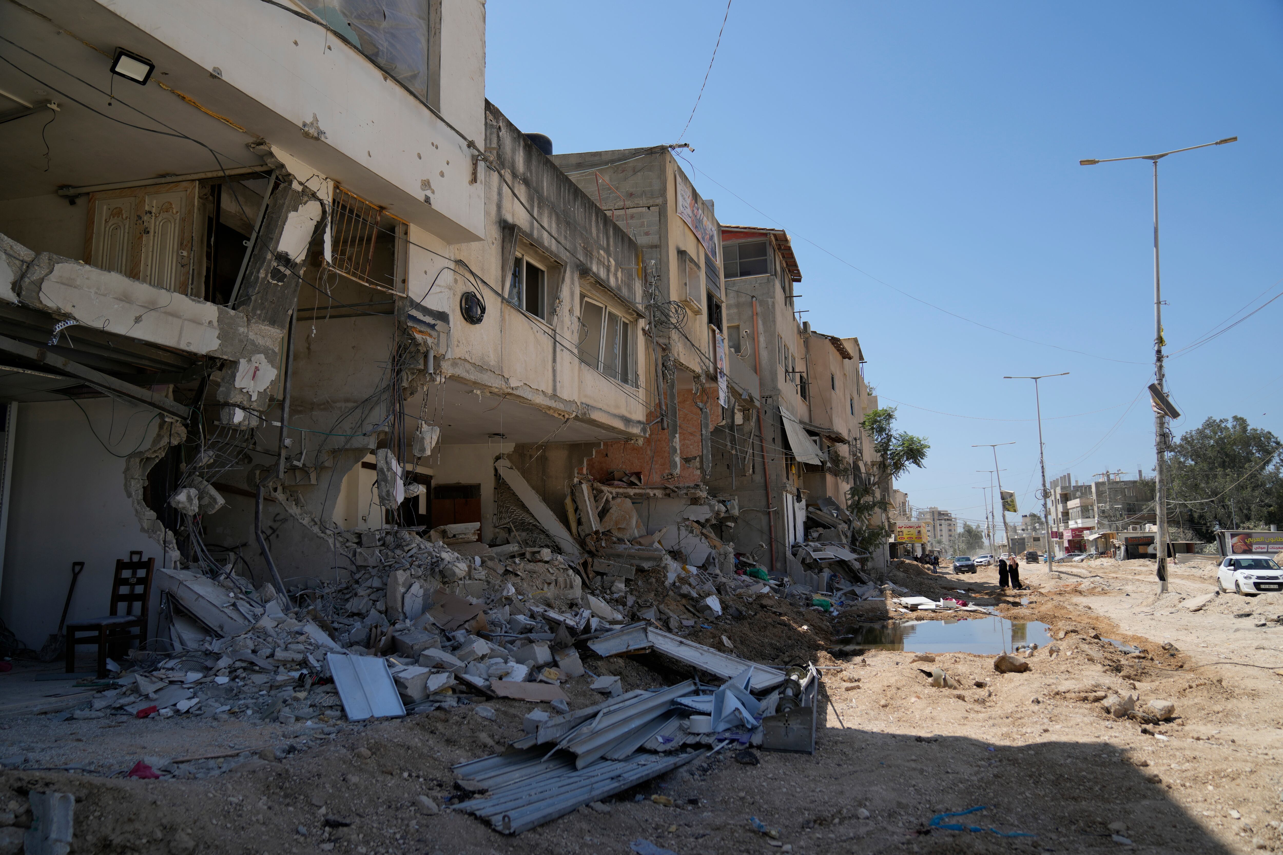 Viviendas parcialmente destruidas en el campamento de refugiados Nur Shams, en Cisjordania, durante el operativo de las fuerzas israelíes en Tulkarem (AP Foto/Nasser Nasser)