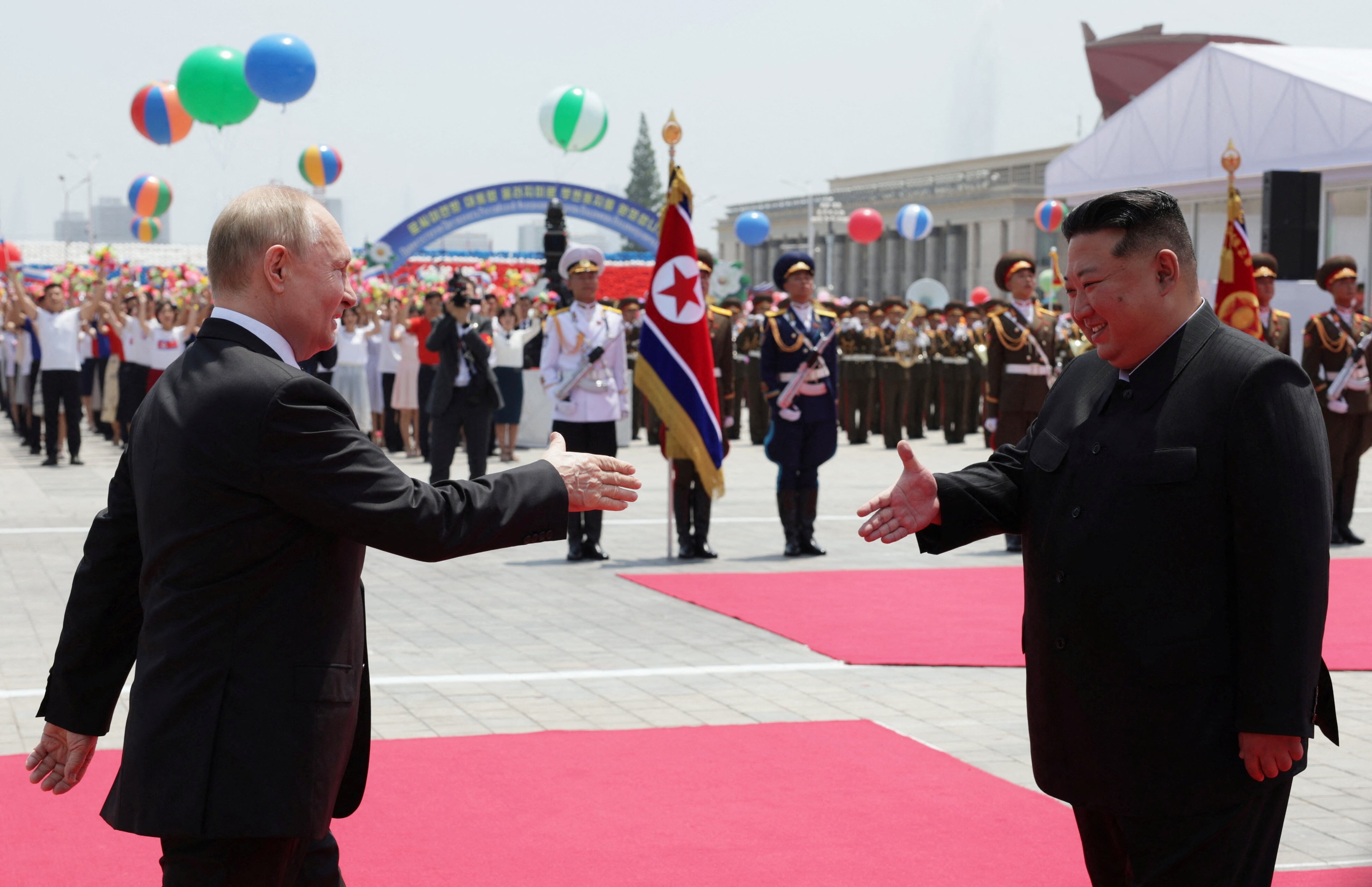 El saludo entre Vladimir Putin y Kim Jong Un (Sputnik/Gavriil Grigorov/Pool via REUTERS)