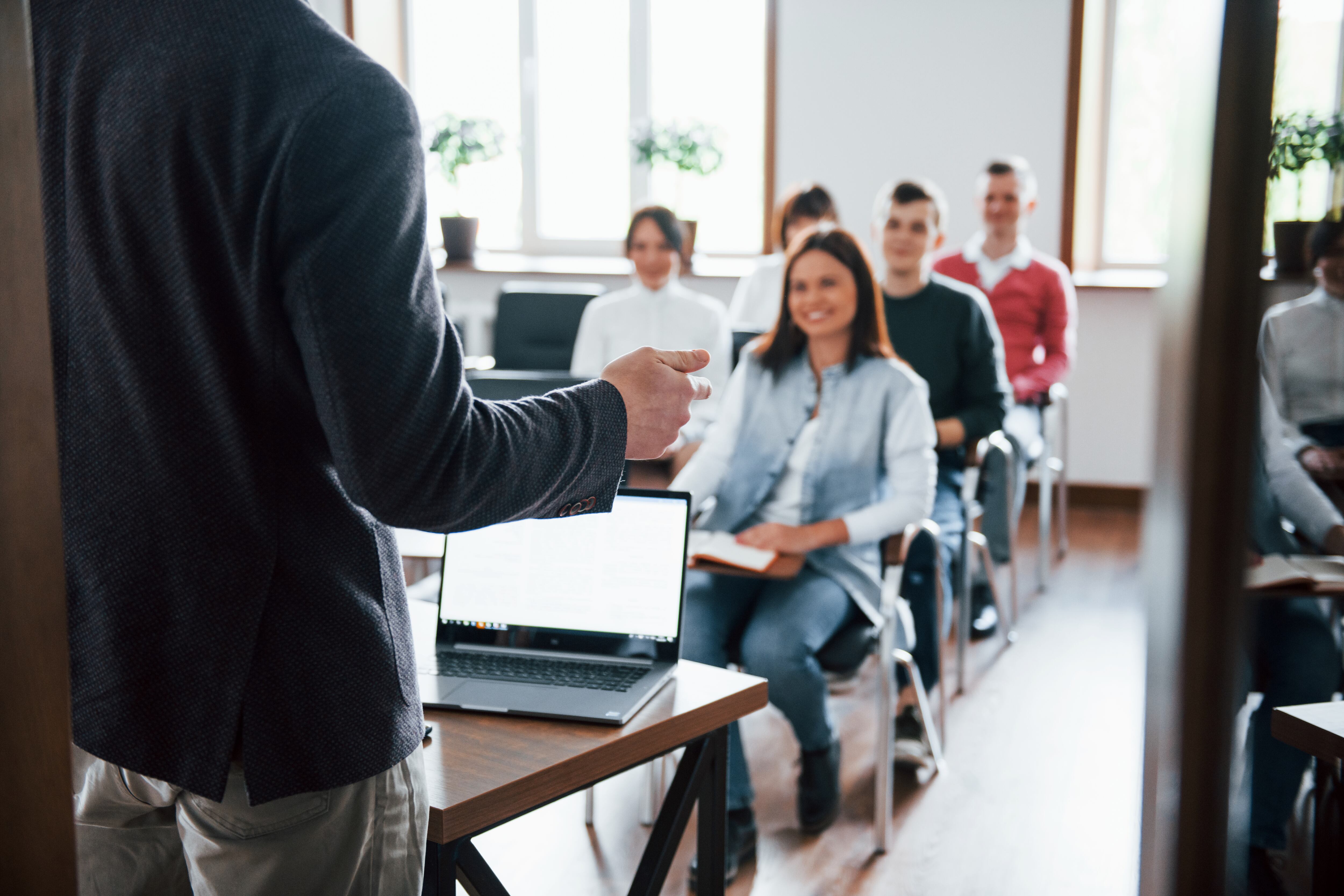 Profesor dando clase en la Universidad (Freepik)