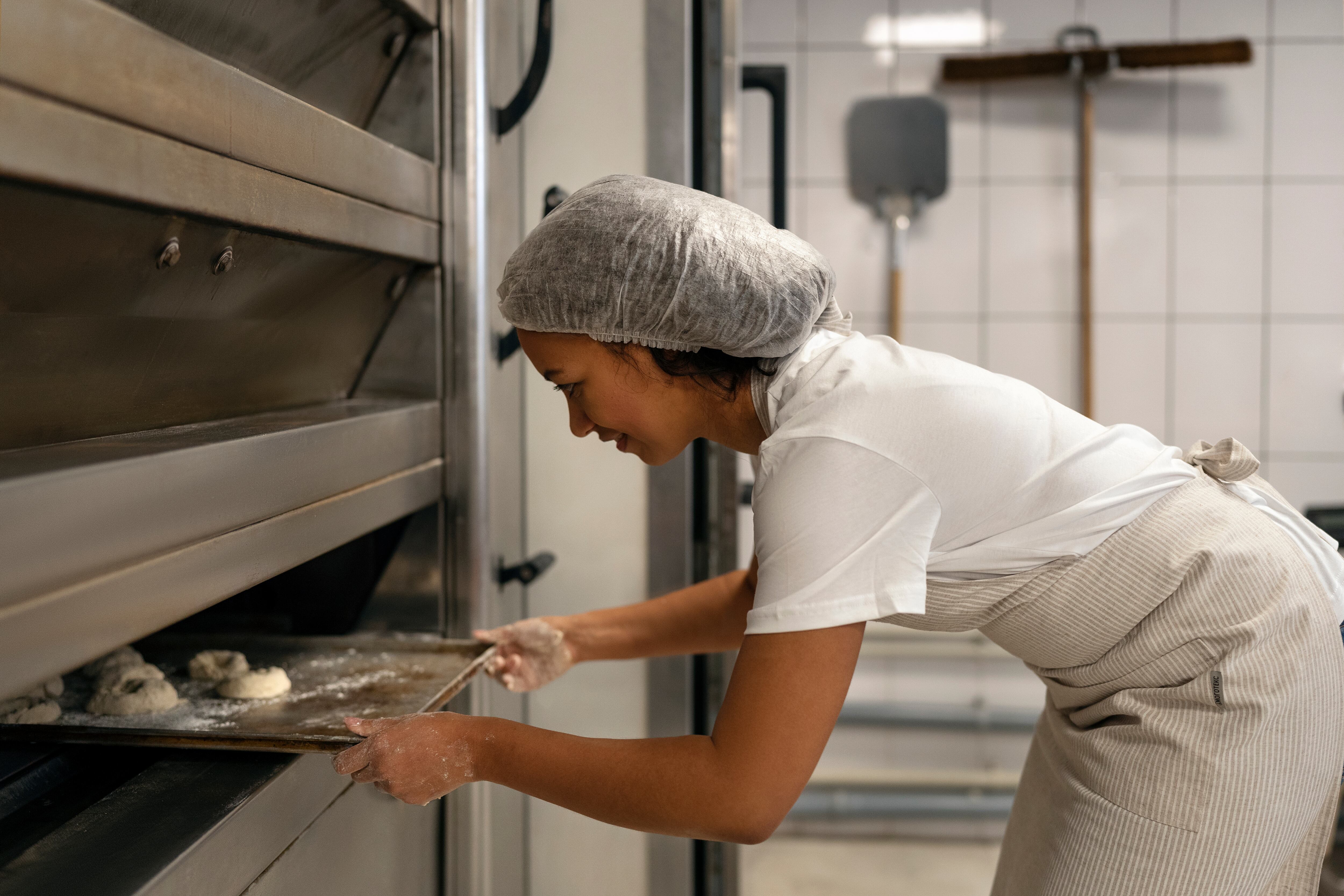 Panadera trabajando (Freepik)