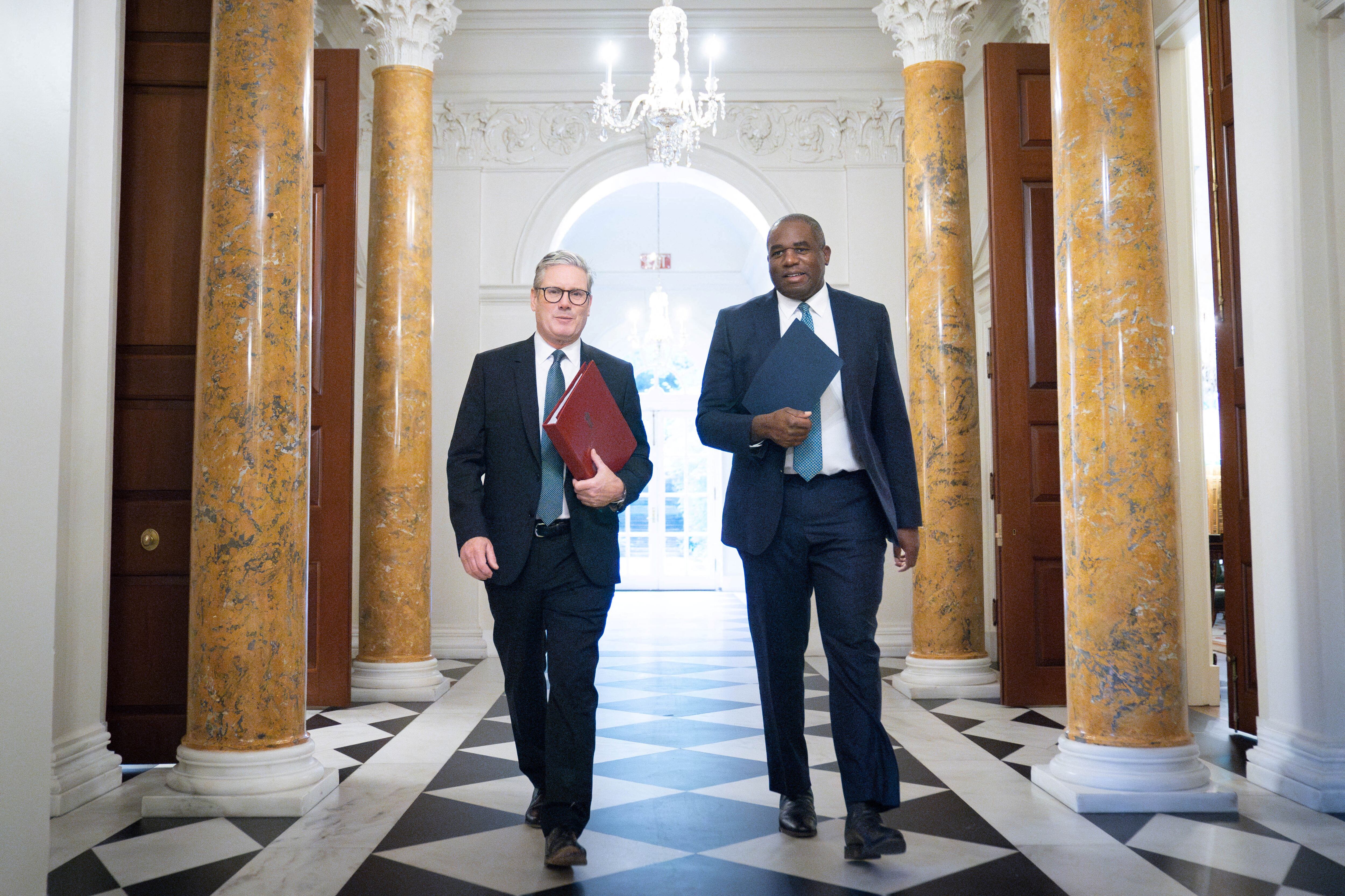 El primer ministro Keir Starmer junto a David Lammy, secretario de Estado para Relaciones Exteriores y del Reino Unido (Stefan Rousseau/Pool via REUTERS)