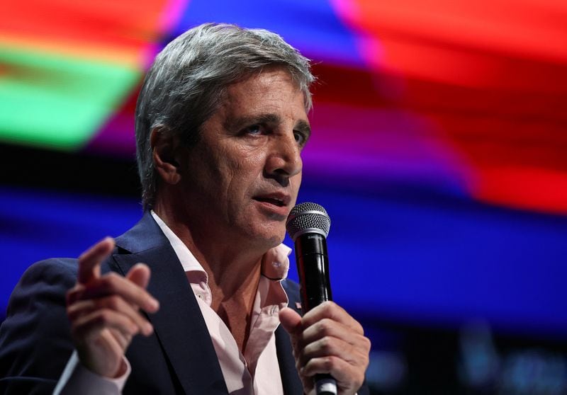 Foto de archivo - El ministro de Economía de Argentina, Luis Caputo, expone ante empresarios en una reunión organizada en Buenos Aires. Mar 12, 2024. REUTERS/Agustin Marcarian