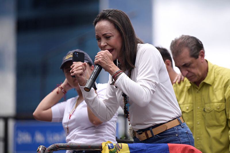 María Corina Machado, líder opositora, habló ayer ante una multitud que movilizó contra el régimen de Nicolás Maduro.  REUTERS/Gaby Oraa