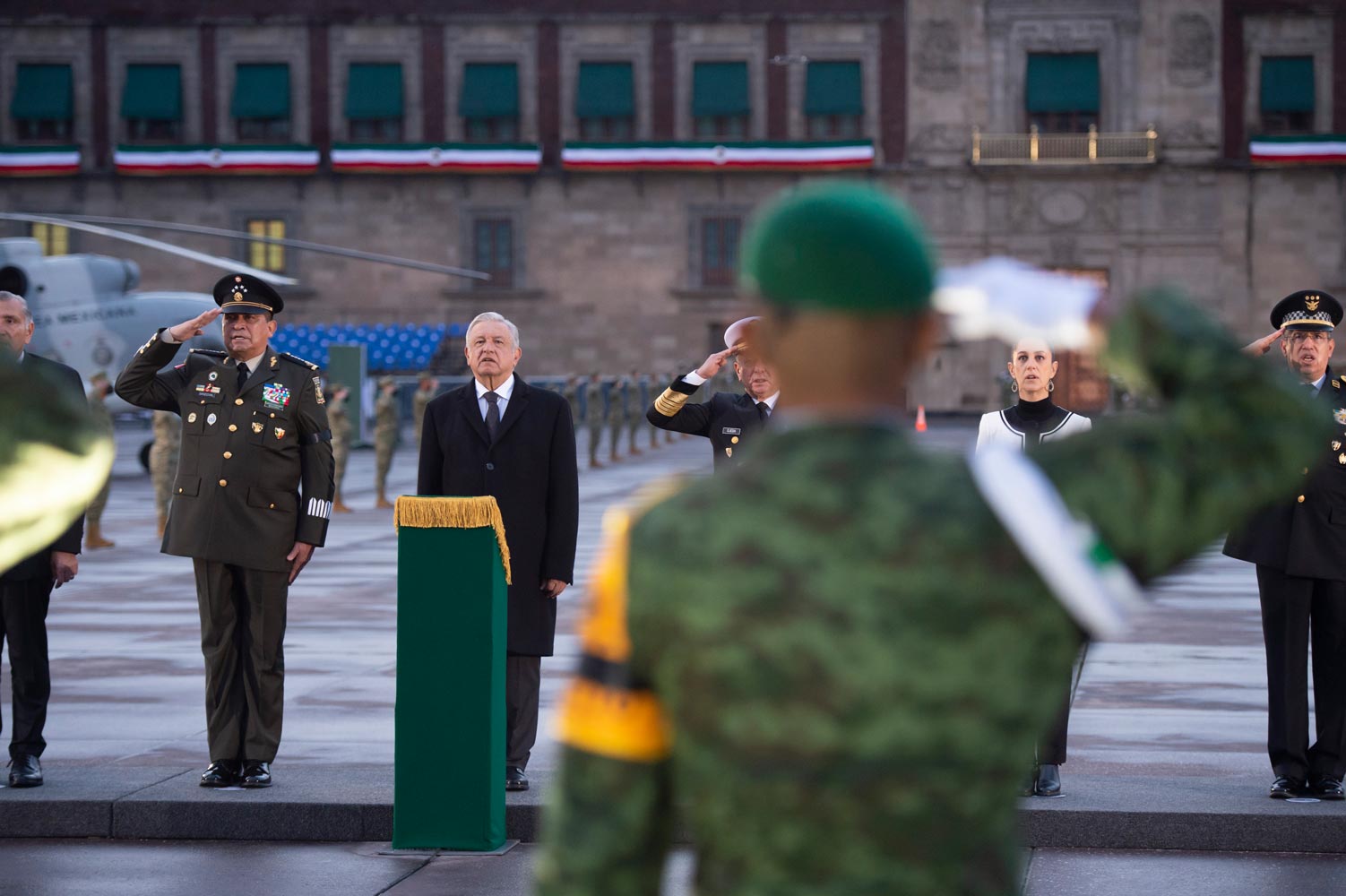 AMLO encabezó este 19 de septiembre la ceremonia de izamiento de Bandera en memoria de las víctimas de los sismos de 1985 y 2017