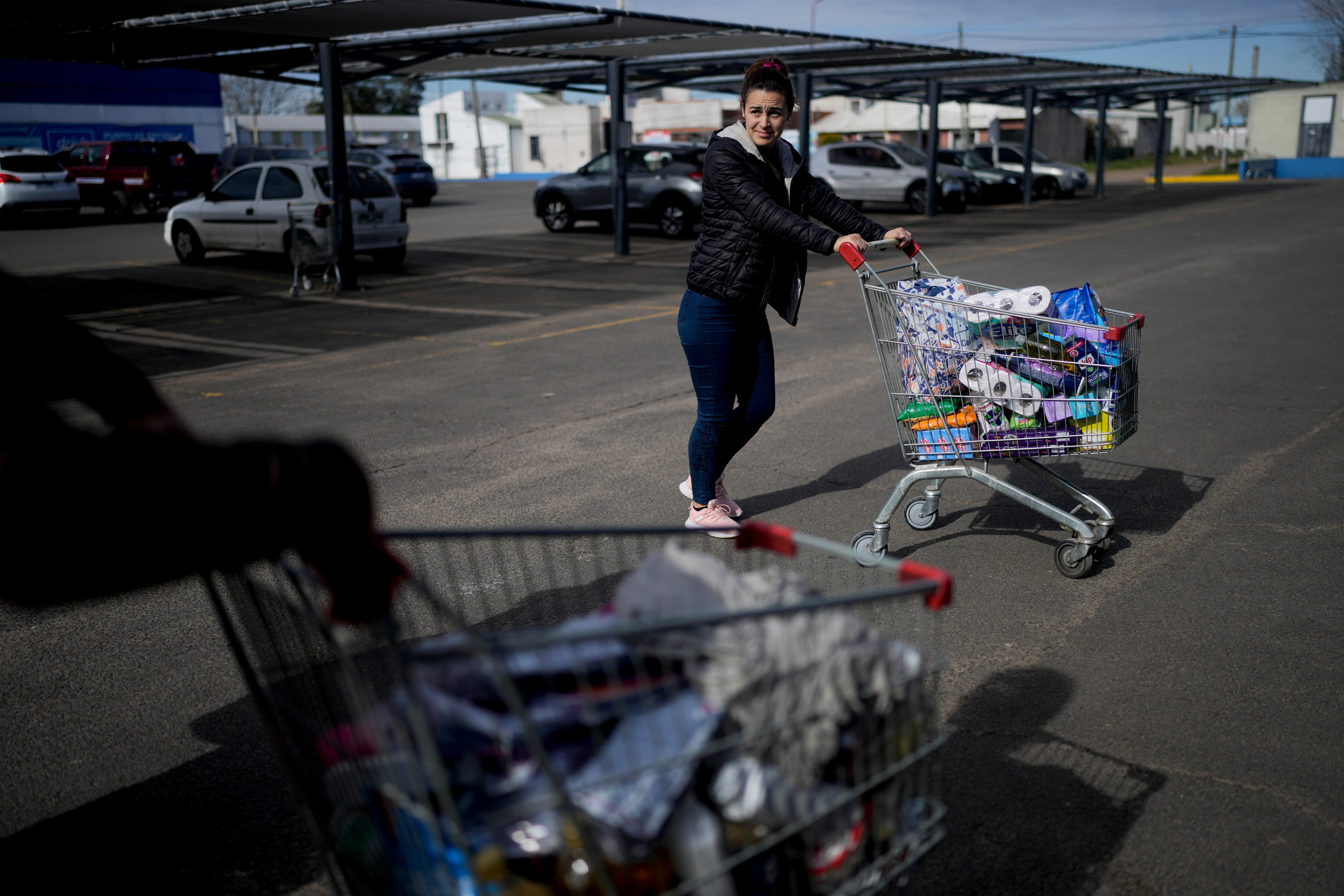 El 2023 estuvo caracterizado por las compras masivas de uruguayos en Argentina (AP Foto/Natacha Pisarenko)