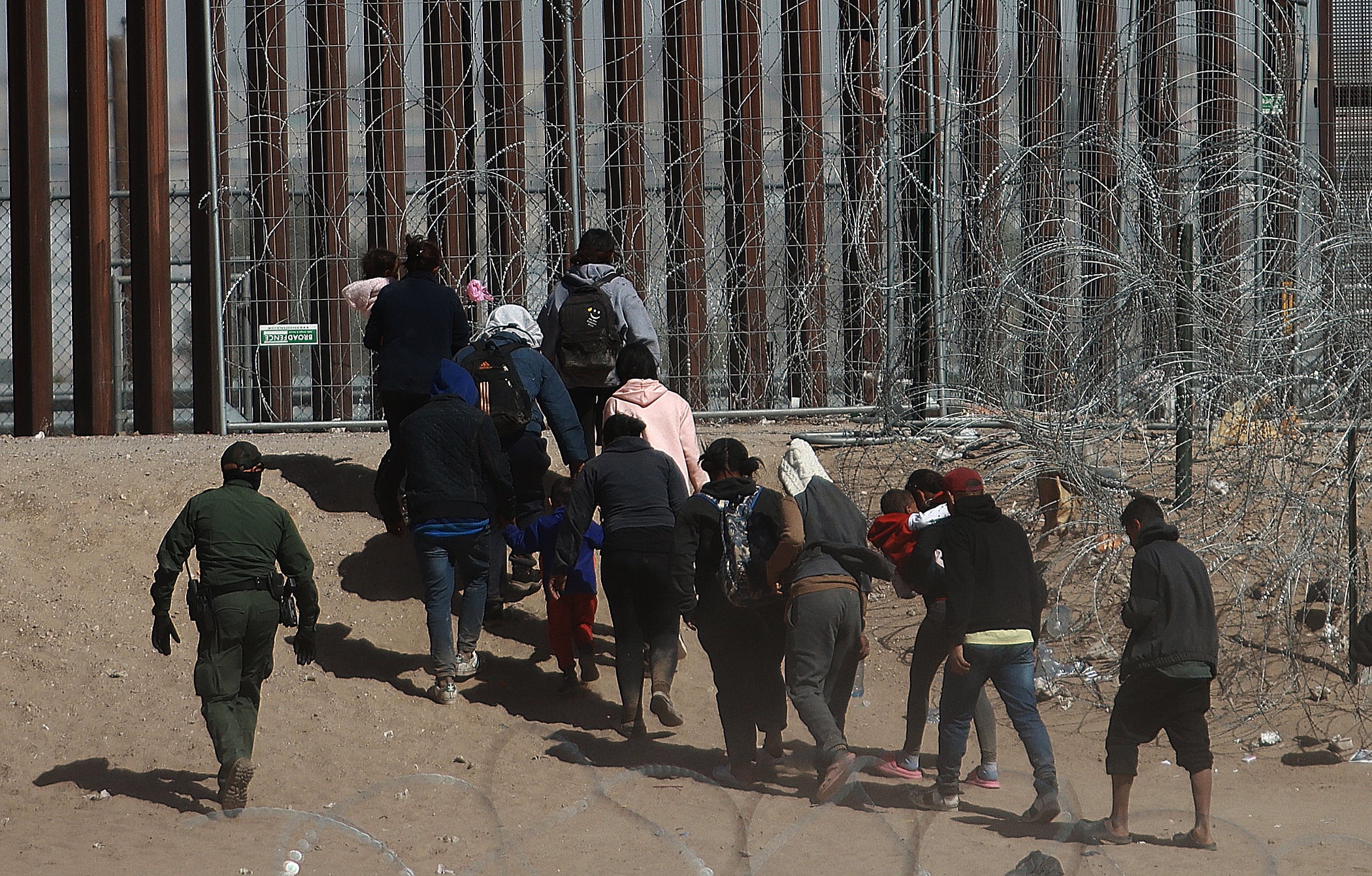 Migrantes caminando hacia la frontera que divide a México de los Estados Unidos (EFE/ Luis Torres ARCHIVO)
