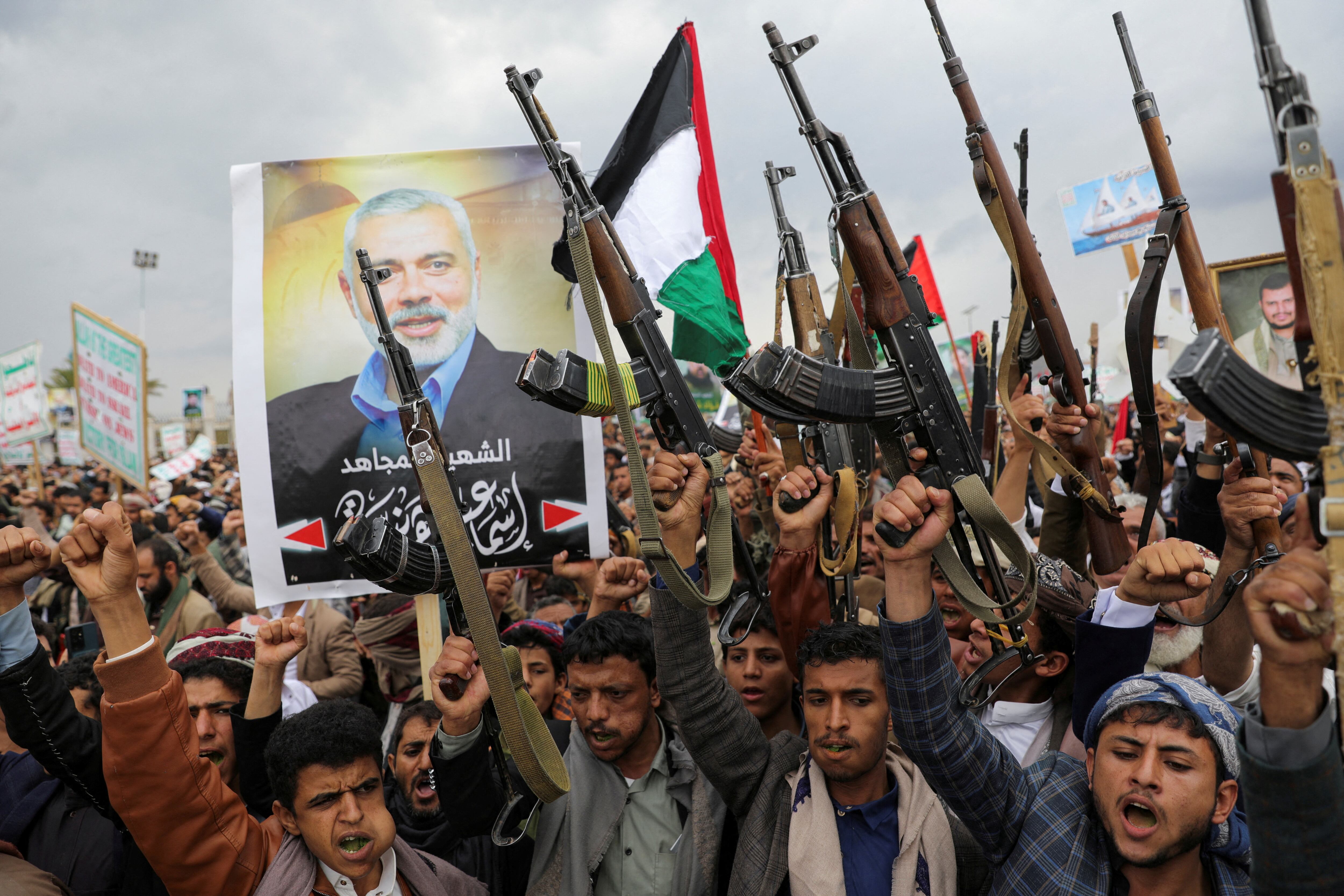 Retrato de Ismail Haniyeh en una manifestación de terroristas Hutíes que operan desde la ciudad de Sanaa, (Yemen)