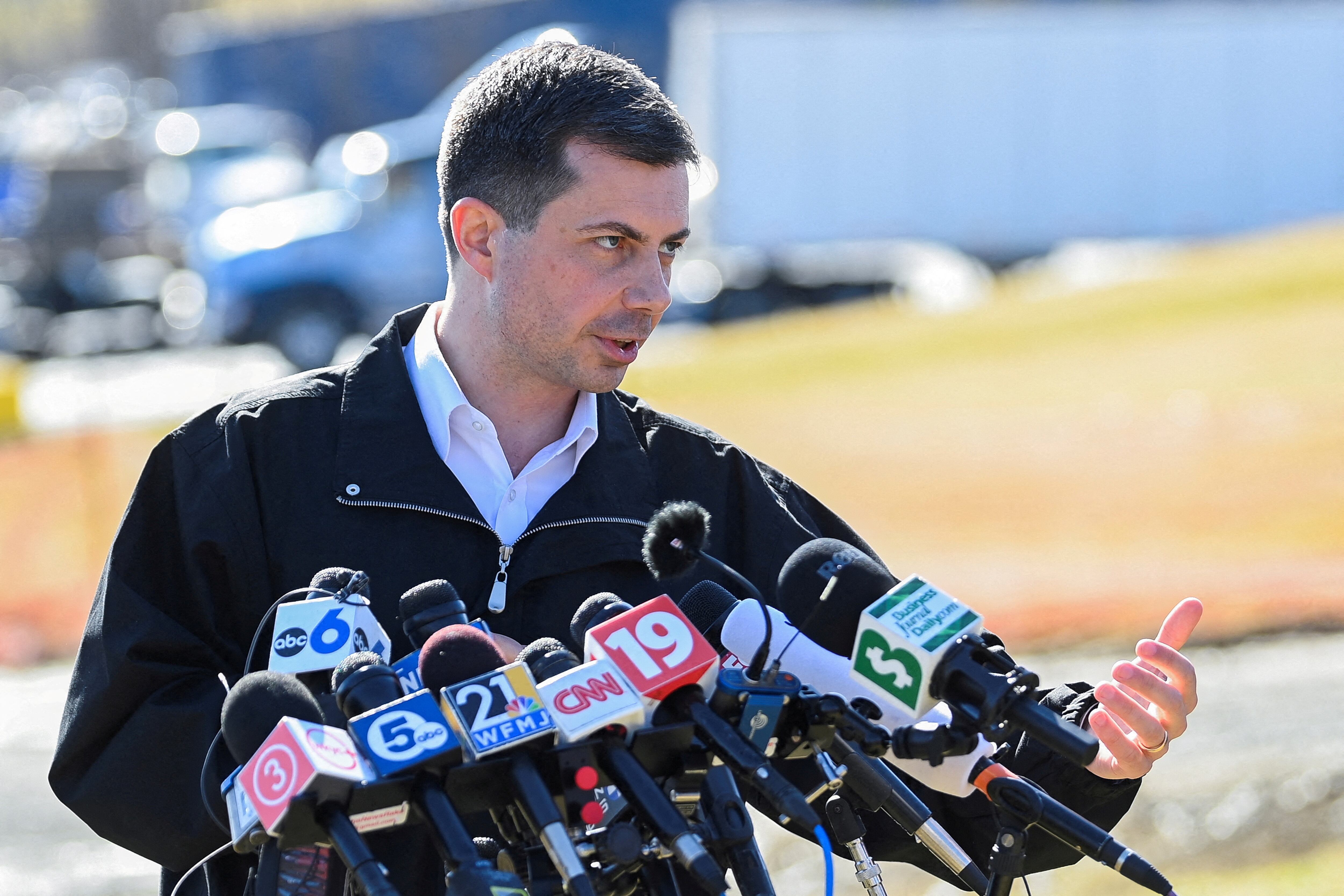 Pete Buttigieg destaca que la norma podría ahorrar cientos de dólares a familias por vuelo. (REUTERS/Alan Freed)