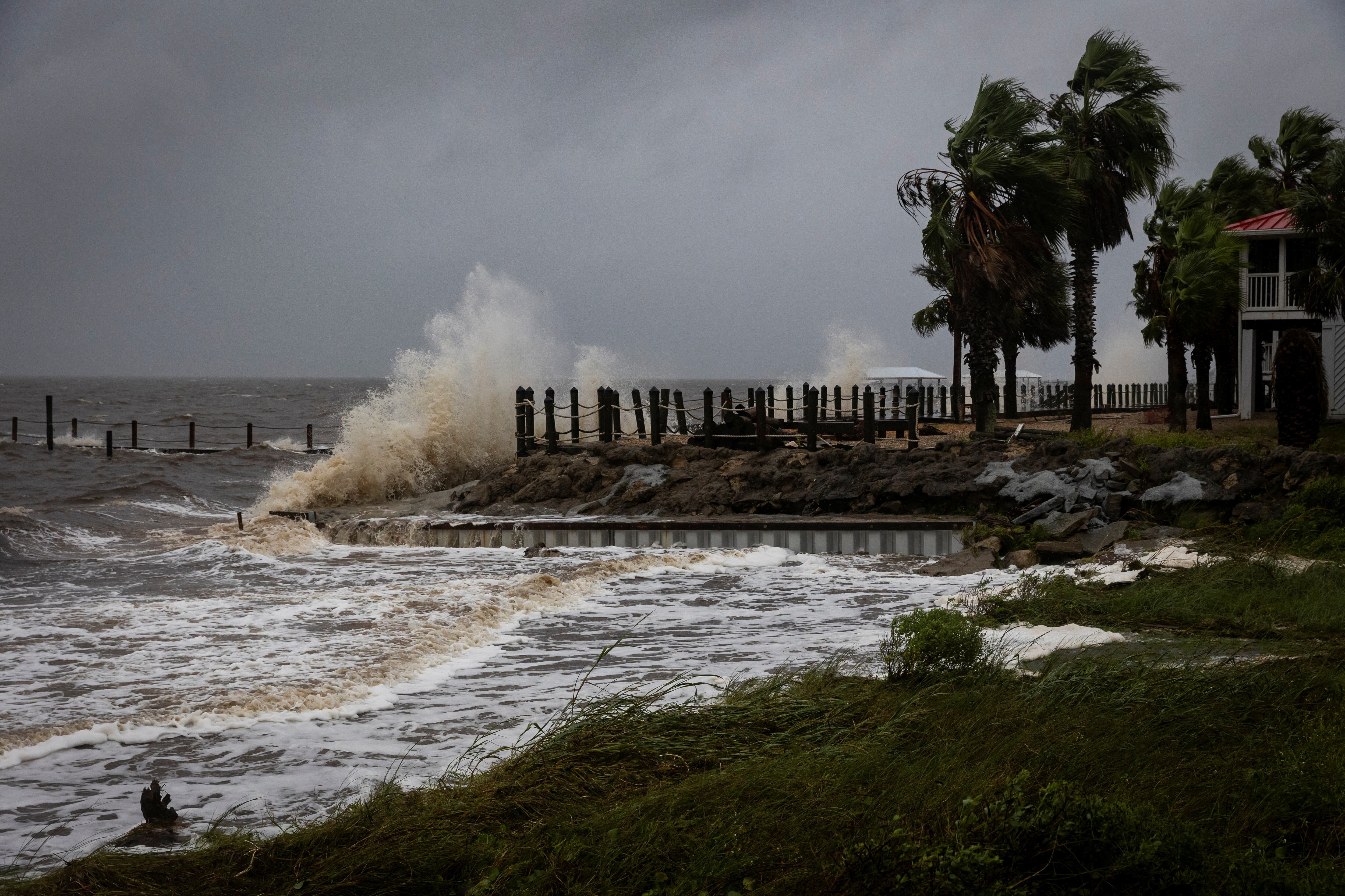 El huracán Helene llegó a Florida con vientos de más de 225 kilómetros por hora