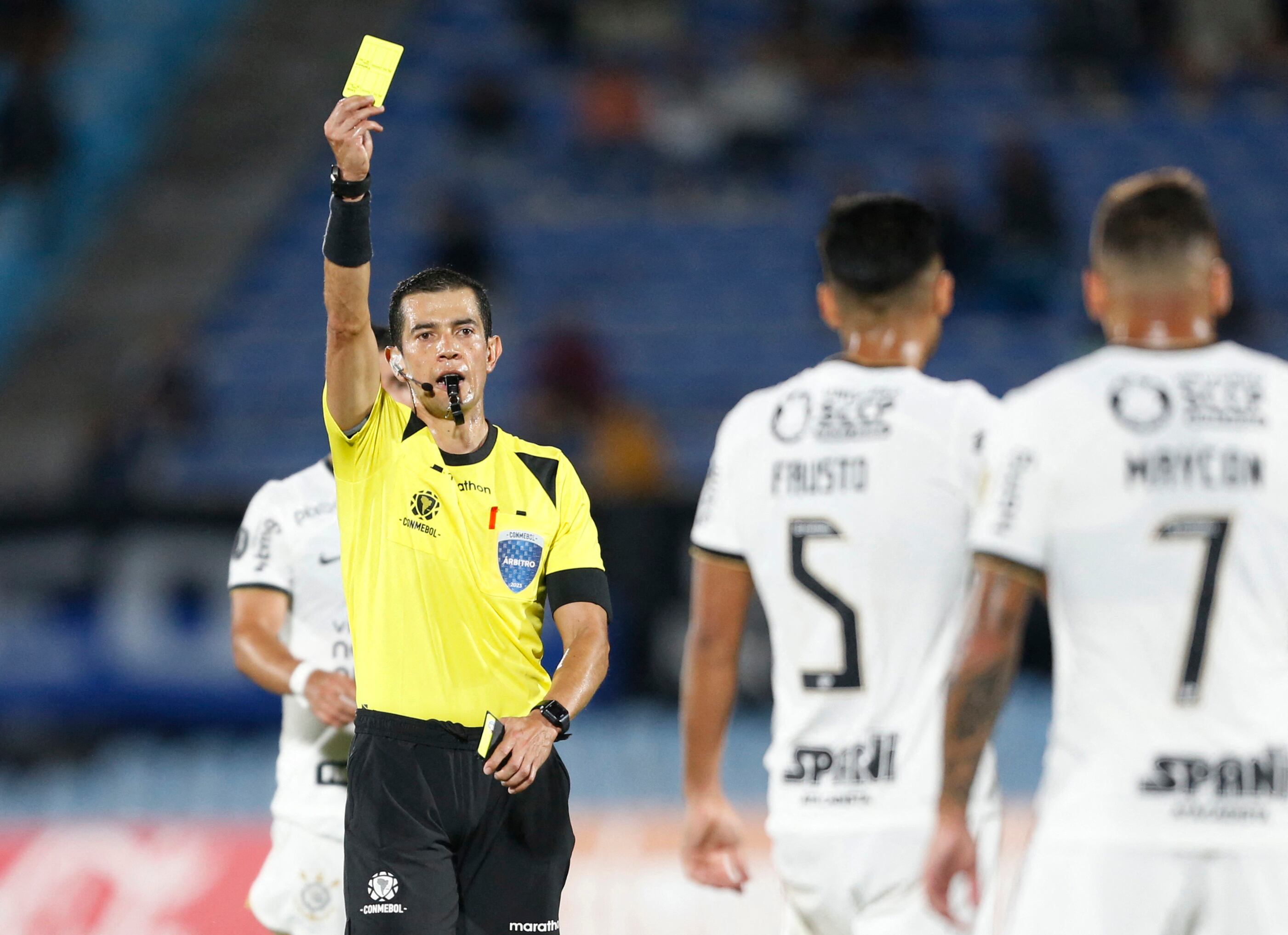 Andrés Rojas dirigió los partidos Boyacá Chicó vs Envigado y Bucaramanga vs Jaguares en la misma jornada - crédito Mariana Greif/Reuters