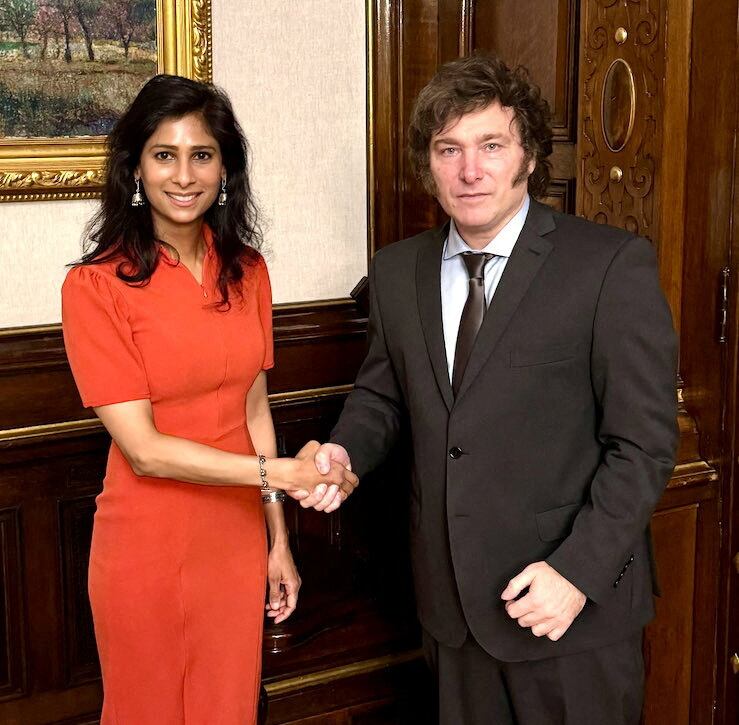 Milei junto a Gita Gopinath, subdirectora gerente del Fondo Monetario Internacional, durante su visita a Buenos Aires en febrero 