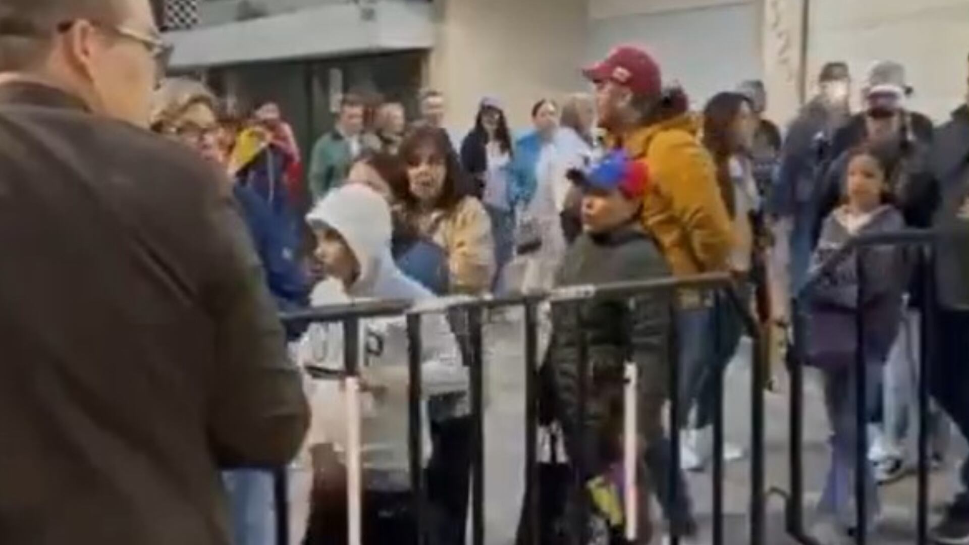 Venezolanos formados para votar en la Embajada en México