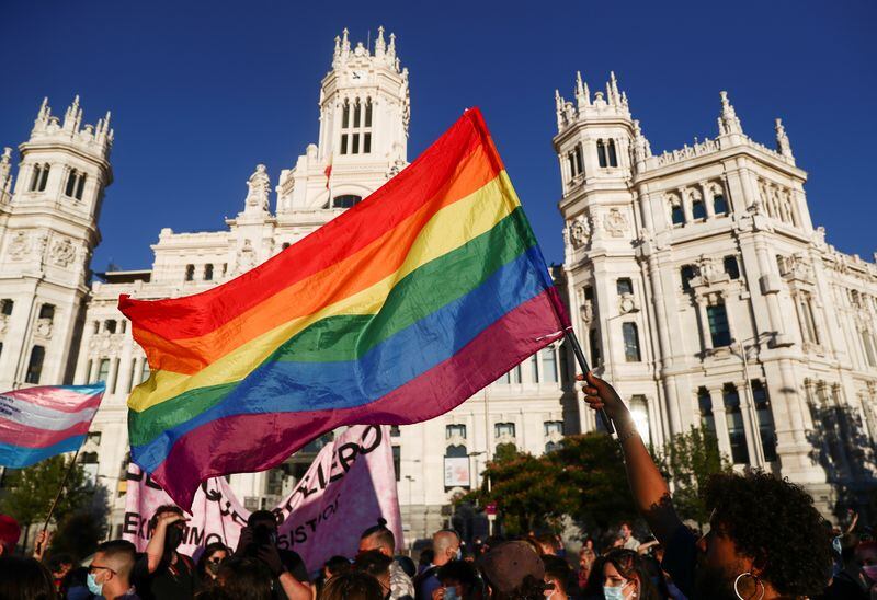 FOTO DE ARCHIVO. Un manifestante ondea una bandera arcoíris frente al ayuntamiento de Madrid en el Día del Orgullo LGBTQ+. (REUTERS/Sergio Pérez)