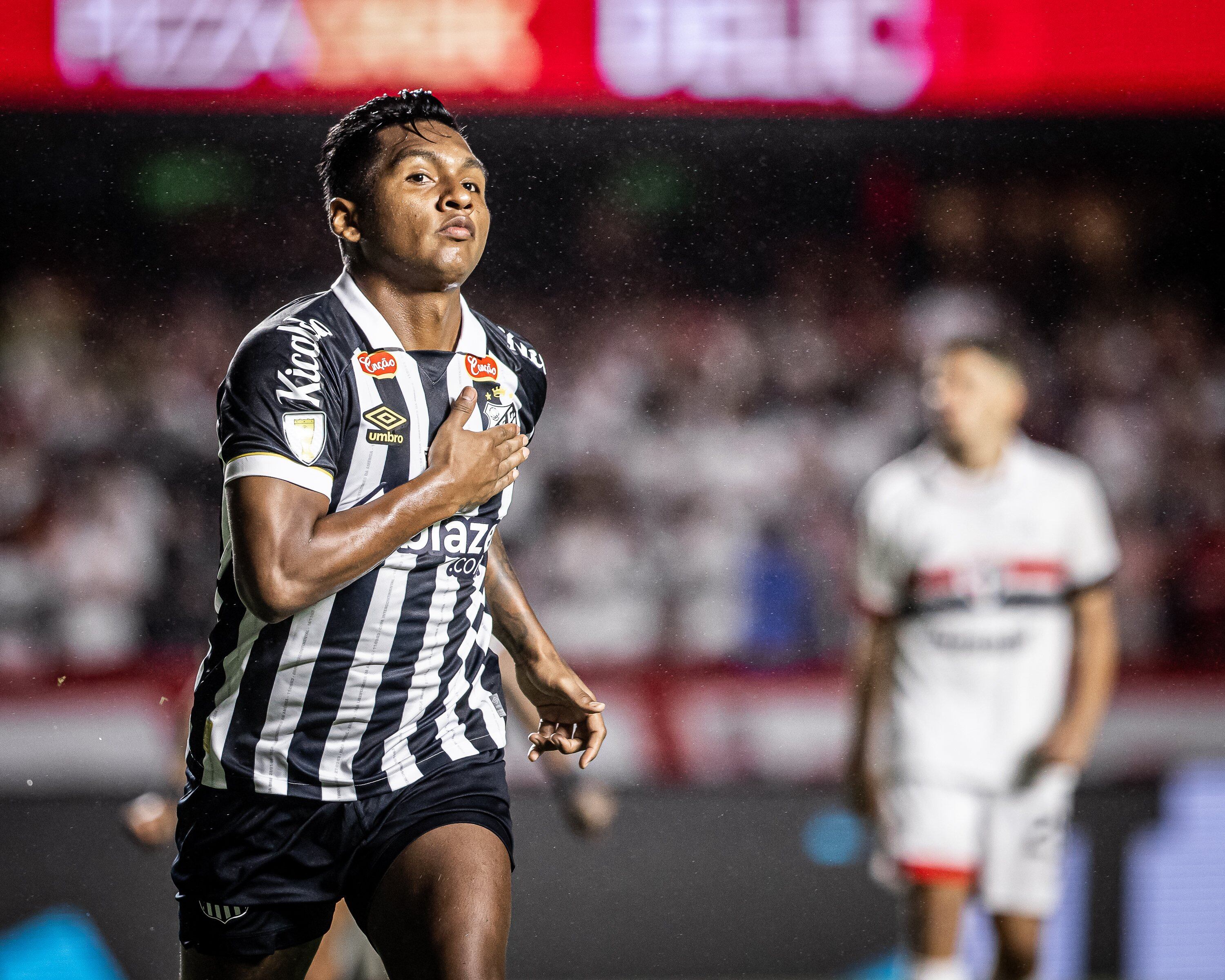 El delantero colombiano Alfredo Morelos lleva cuatro goles en 17 partidos con el Santos en 2024 - crédito Santos FC