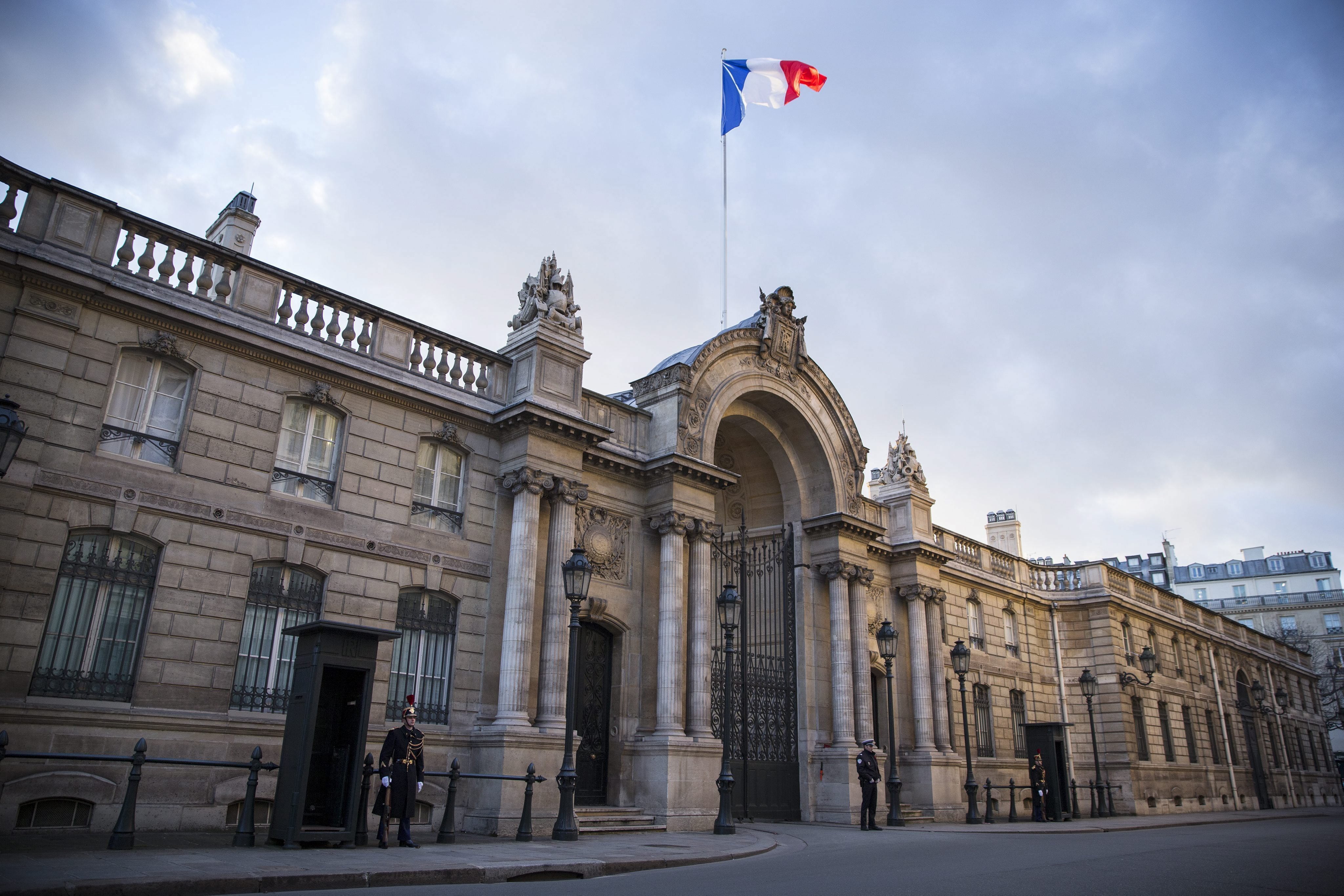 Puerta principal del Palacio del Elíseo, donde se hará la reunión entre Milei y Macron este viernes. EFE/Etienne Laurent
