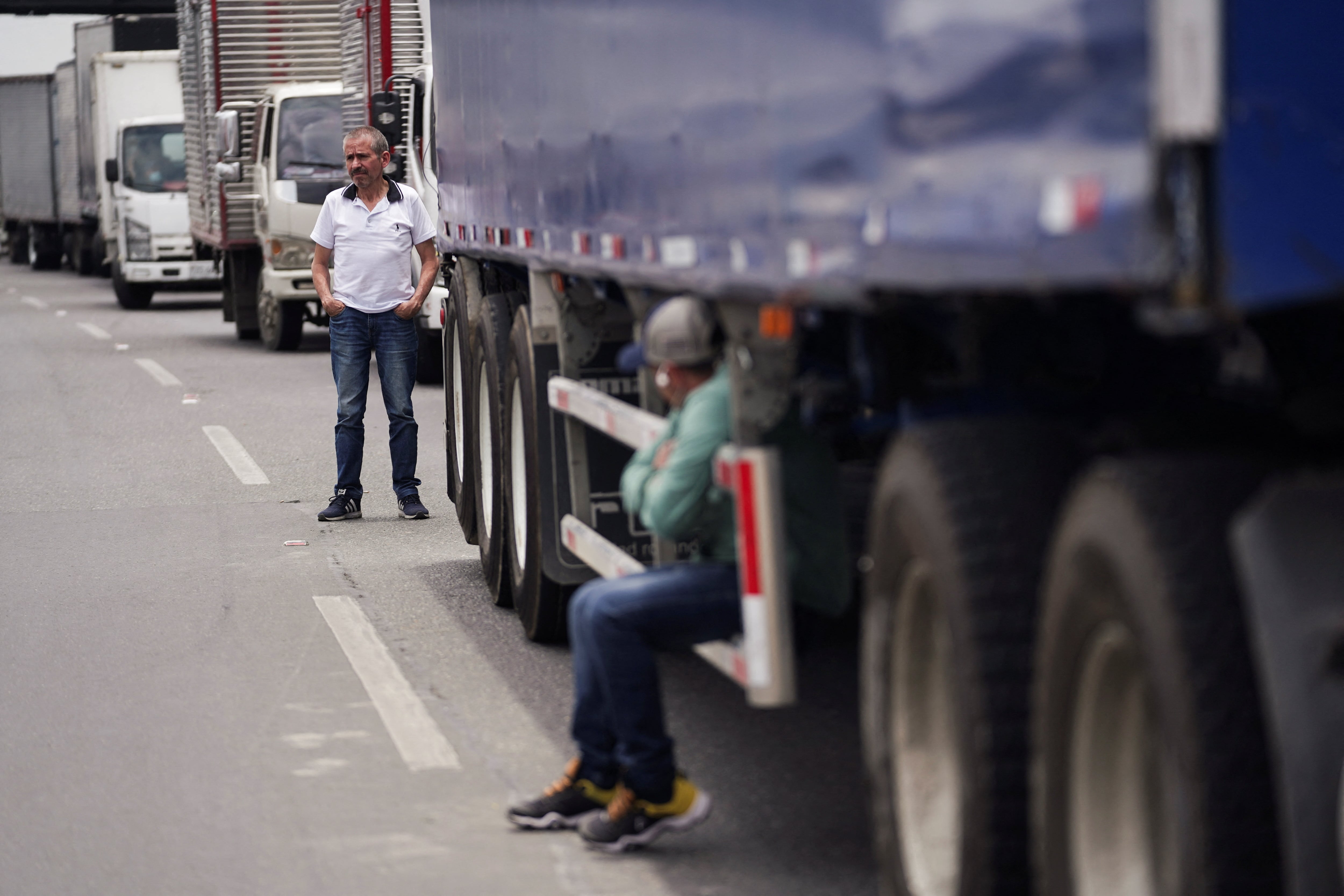 El aumento en el precio de los combustibles, específicamente en 400 pesos, tendría un impacto directo en la inflación del país, elevándola en 0,05 puntos porcentuales tanto en septiembre como en diciembre - crédito Nathalia Angarita/REUTERS