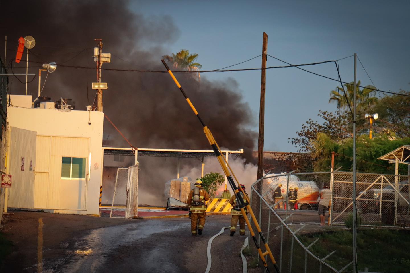 Foto de protección civil atendiendo un incendio en una gasera de Culiacán