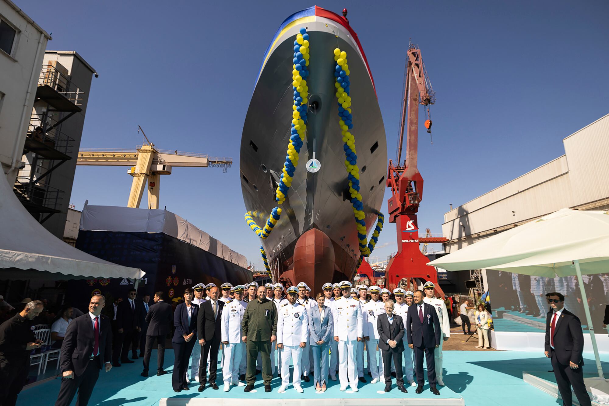 La primera dama ucraniana Olena Zelenska, centro, participa en la ceremonia de botadura de la corbeta clase Ada "Hetman Ivan Vyhovskyi" en Estambul, Turquía, el jueves 1 de agosto de 2024. (Oficina de Prensa de la Presidencia de Ucrania vía AP)