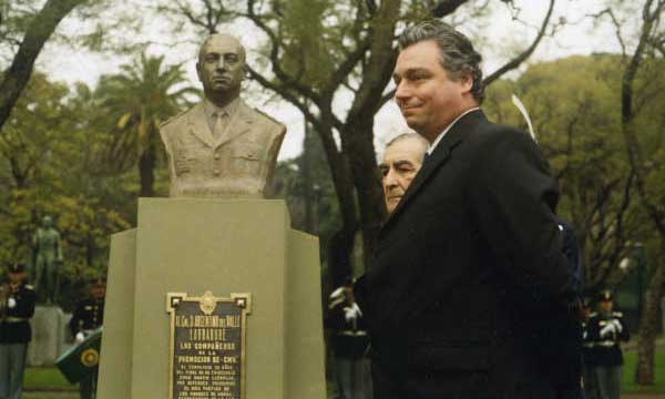  Arturo Larrabure junto al busto de su papá