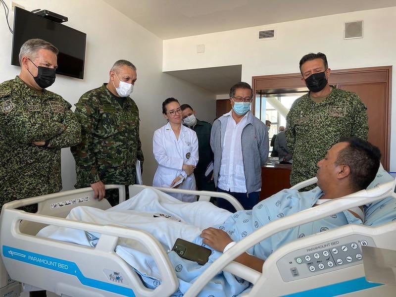 Visita del presidente Gustavo Petro a los soldaos heridos en el hospital Militar - crédito @FuerzasMilCol/X