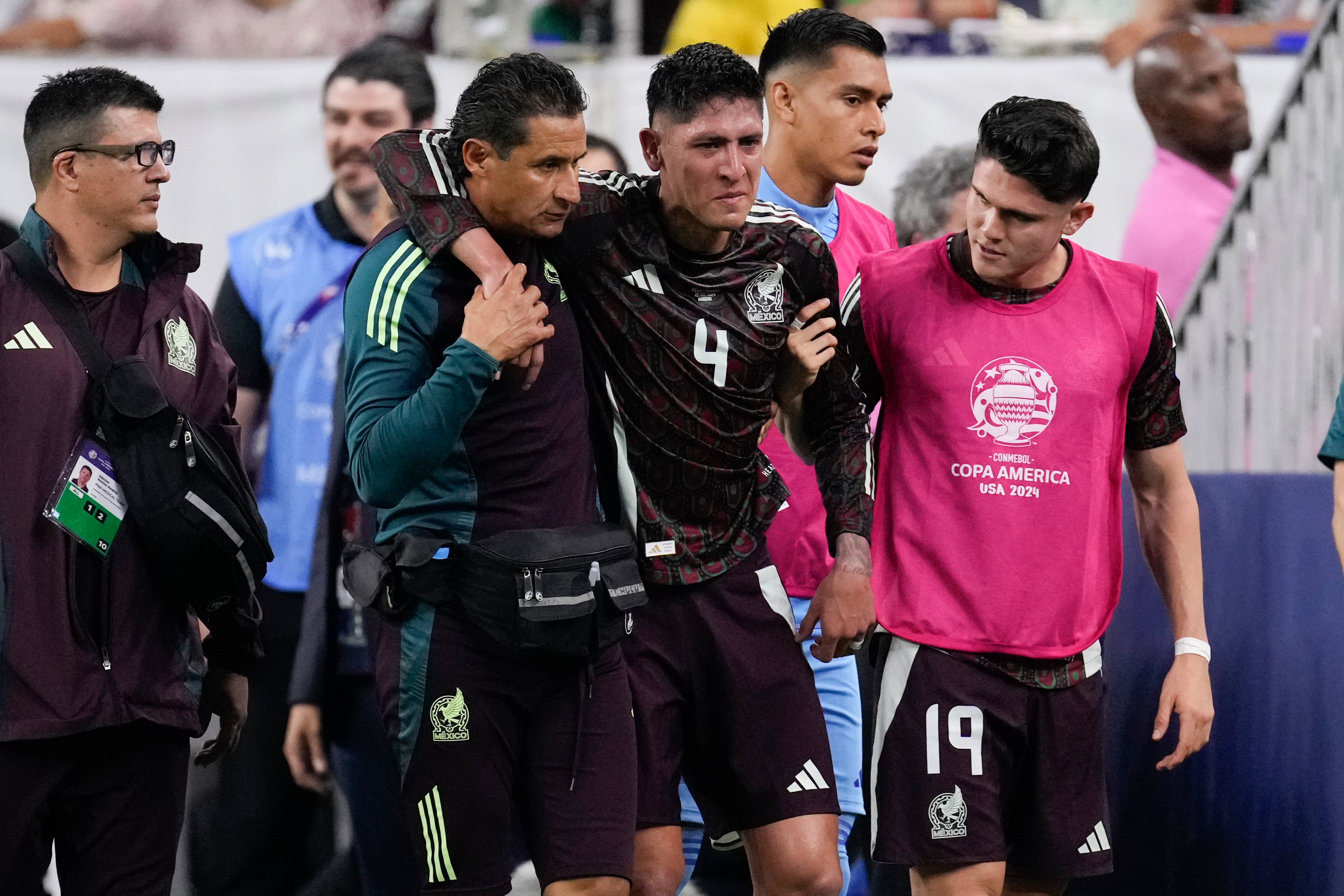 Edson Álvarez se retira llorando del campo de juego tras sufrir una dura lesión en el partido de México-Jamaica en Copa América (AP Foto/Kevin M. Cox)