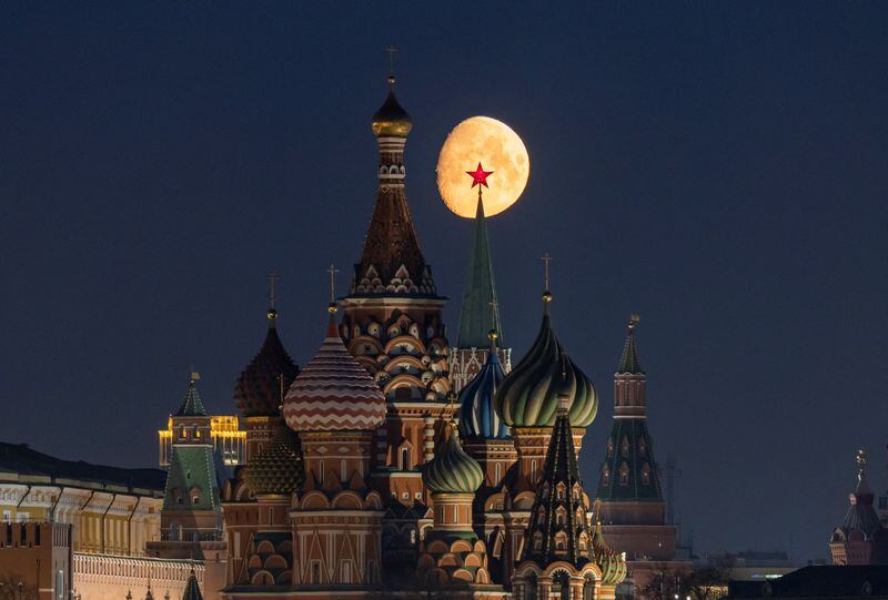 FOTO DE ARCHIVO. La luna, detrás de la catedral de San Basilio y las torres del Kremlin, en el centro de Moscú, Rusia. 21 de marzo de 2024. REUTERS/Marina Lystseva