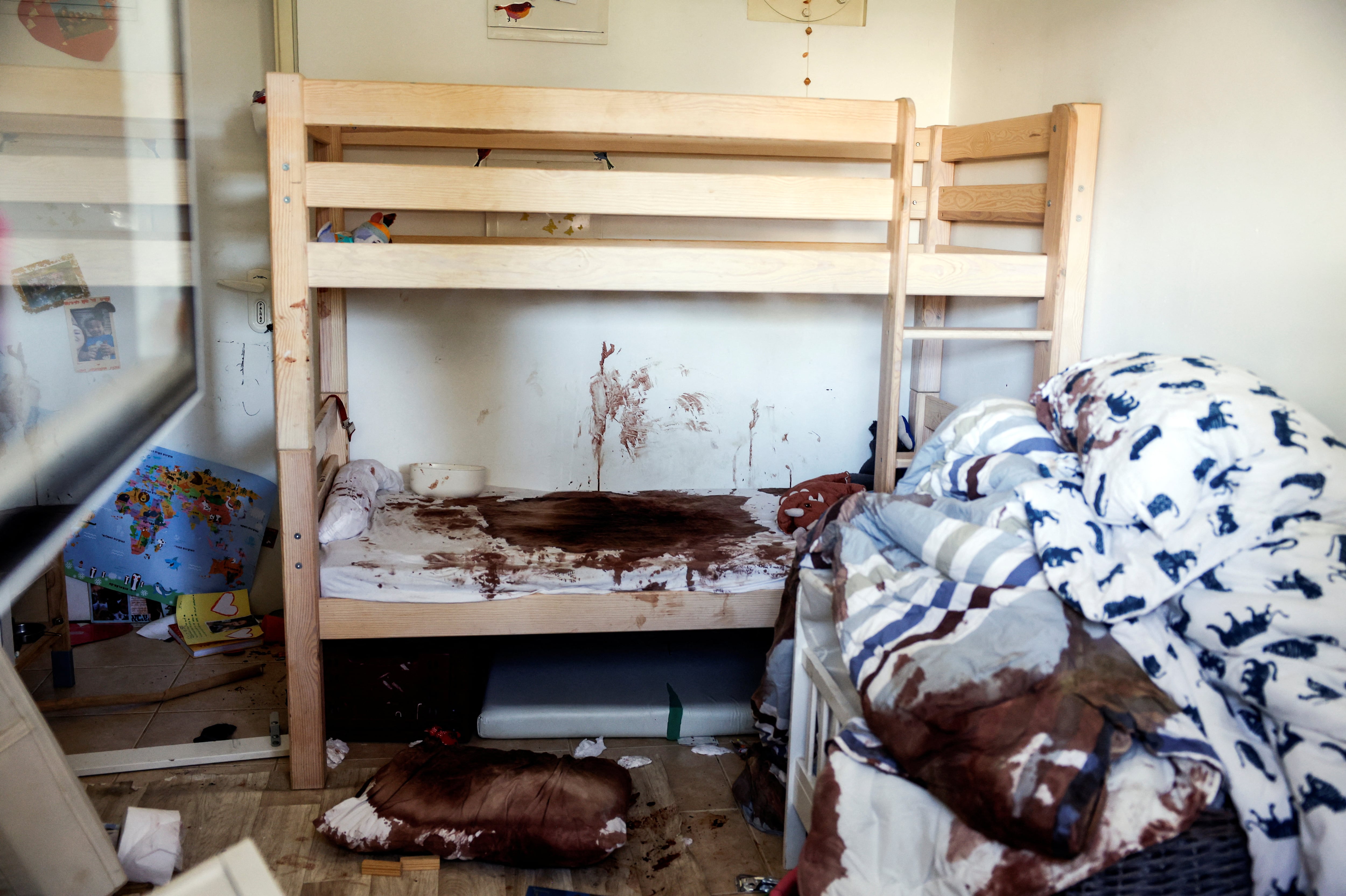 Un dormitorio de niños manchado de sangre por todas partes en una casa familiar en el kibutz Nir Oz, en el sur de Israel, en una imagen tomada el 19 de octubre de 2023