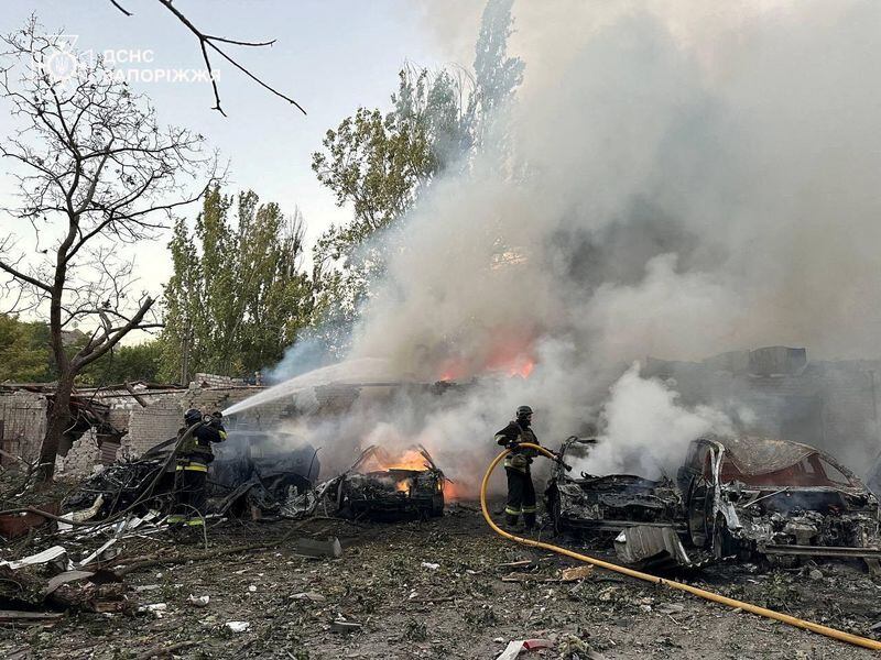 Varios bomberos intentan apagar las llamas en una zona residencial golpeada por un ataque ruso en Zaporiyia, Ucrania. 29 septiembre 2024. (Servicio de Prensa del Servicio Estatal de Emergencias de Ucrania en la región de Zaporiyia/entrega vía Reuters)