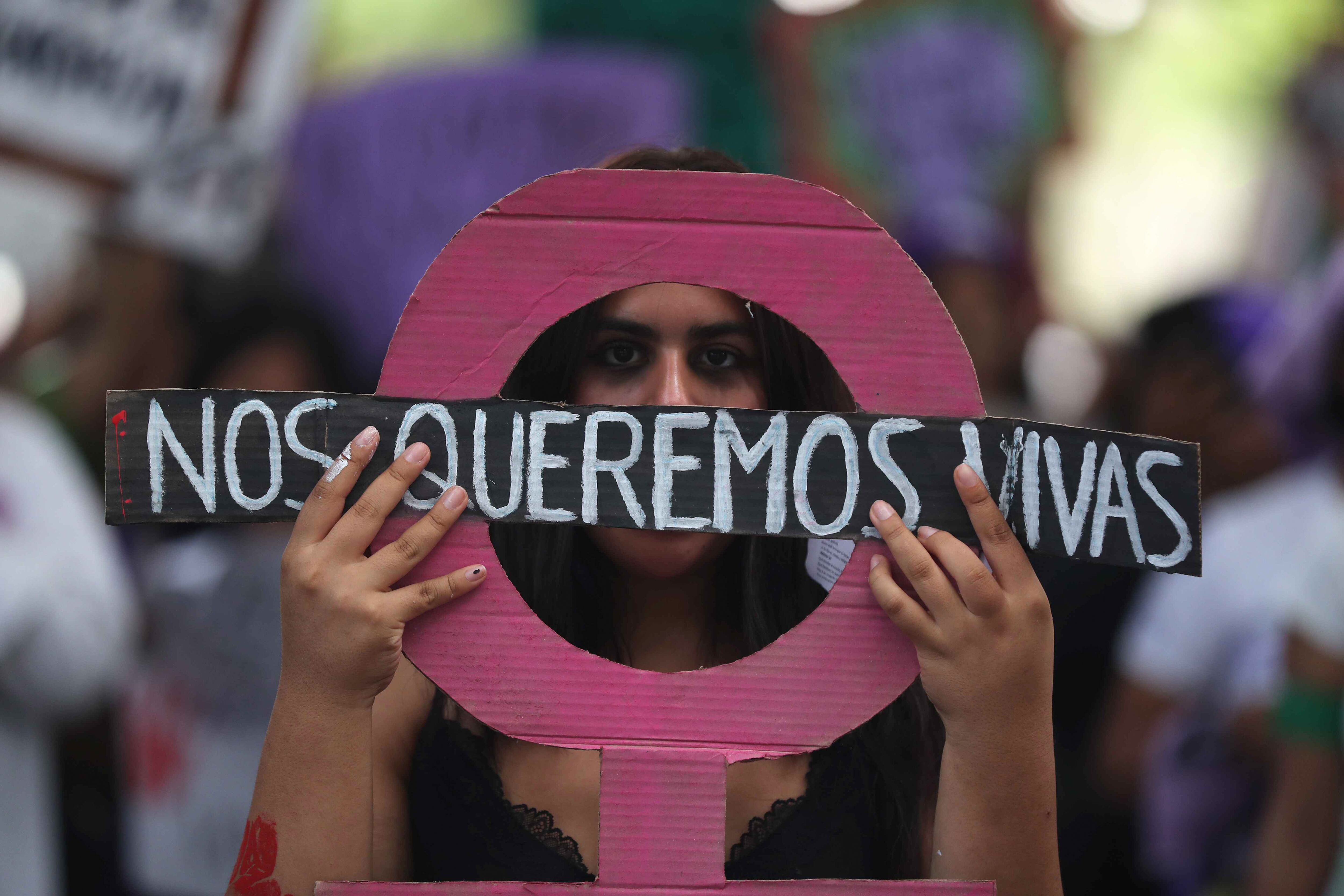 Fotografía de archivo del 08 de marzo de 2024 de una mujer sosteniendo un lcartel durante una movilización por el Día de la Mujer en Lima (Perú). EFE/ Paolo Aguilar
