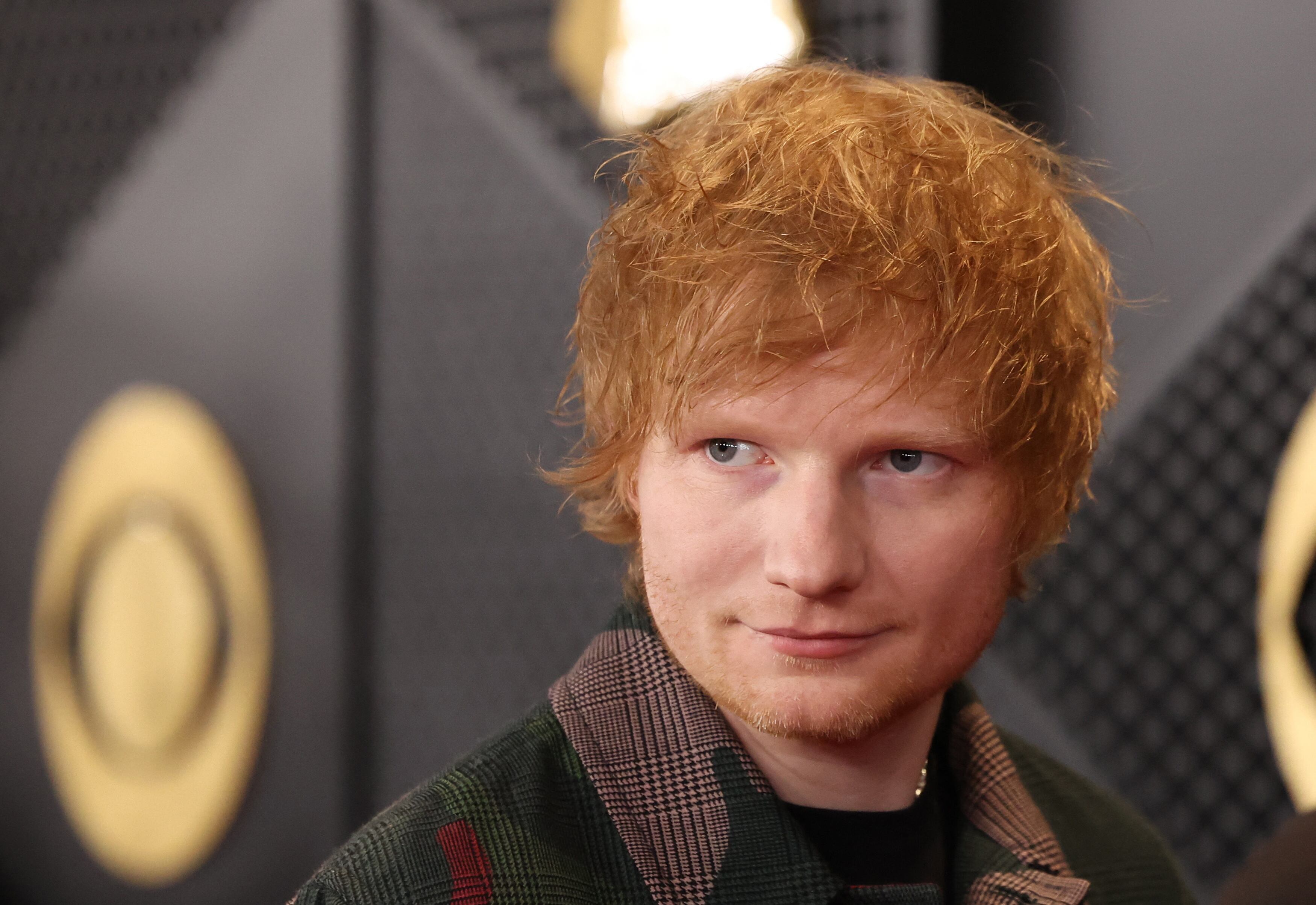 En lugar de un teléfono móvil, Sheeran ha optado por usar un iPad (REUTERS/Mario Anzuoni)