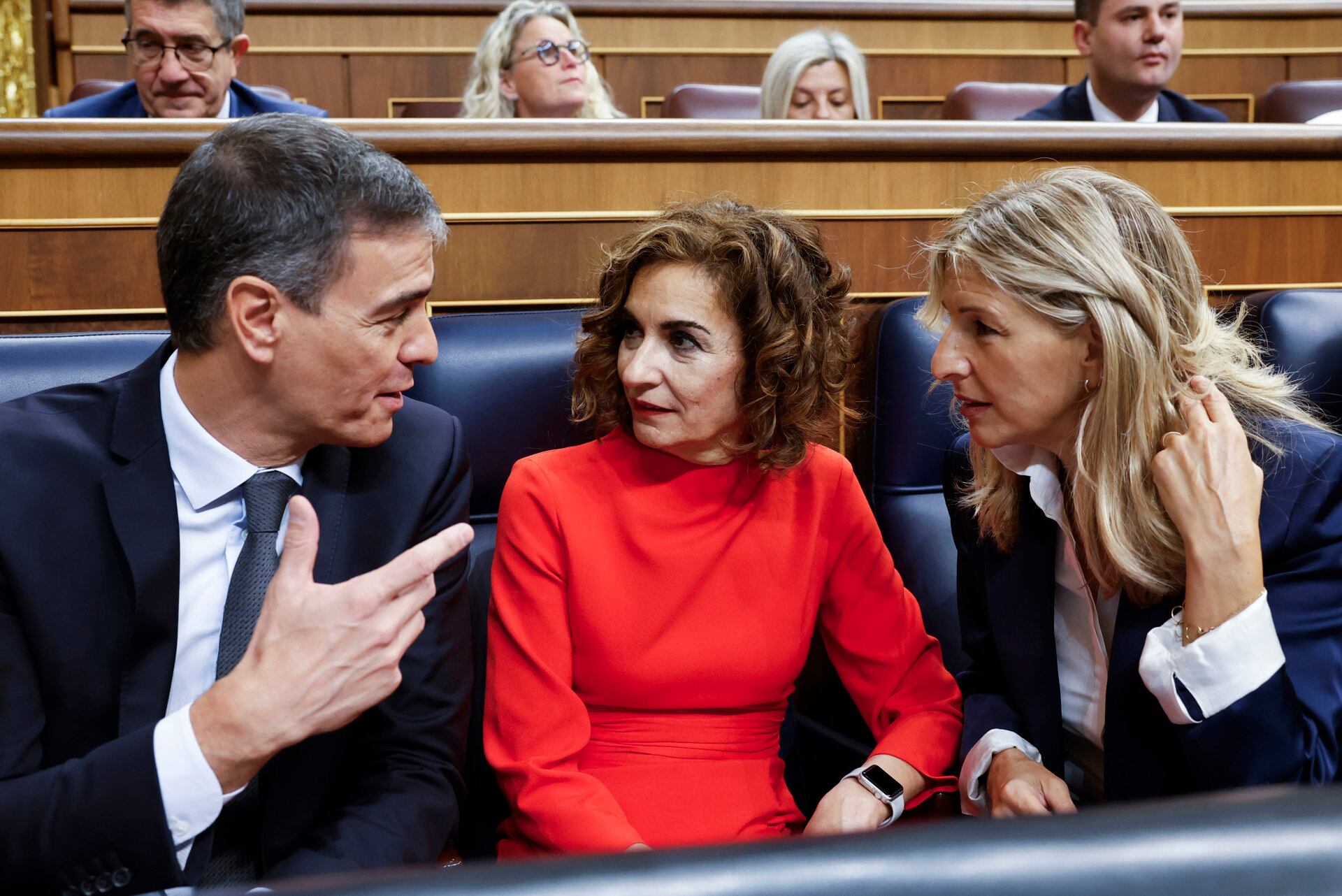 MADRID, 19/06/2024.- El presidente del Gobierno, Pedro Sánchez (i), conversa con la vicepresidenta primera y ministra de Hacienda, María Jesús Montero (c), y la ministra de Trabajo, Yolanda Díaz (d), durante la sesión de control que se celebra, este miércoles, en el Congreso de los Diputados en Madrid. EFE/ Mariscal