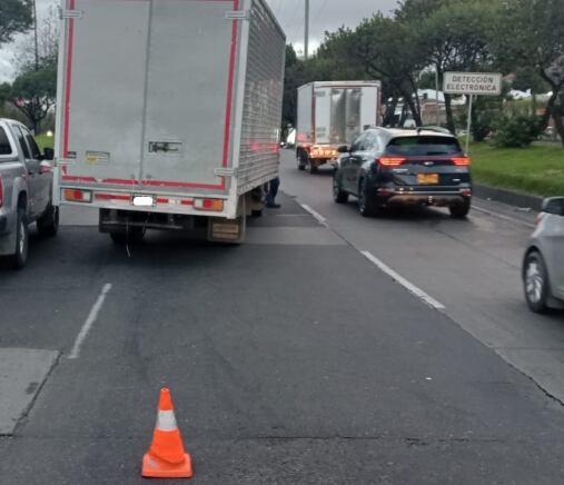 Se presenta camión varado en la localidad de Usaquén, en la Autopista Norte con calle 127A, sentido Sur - Norte.