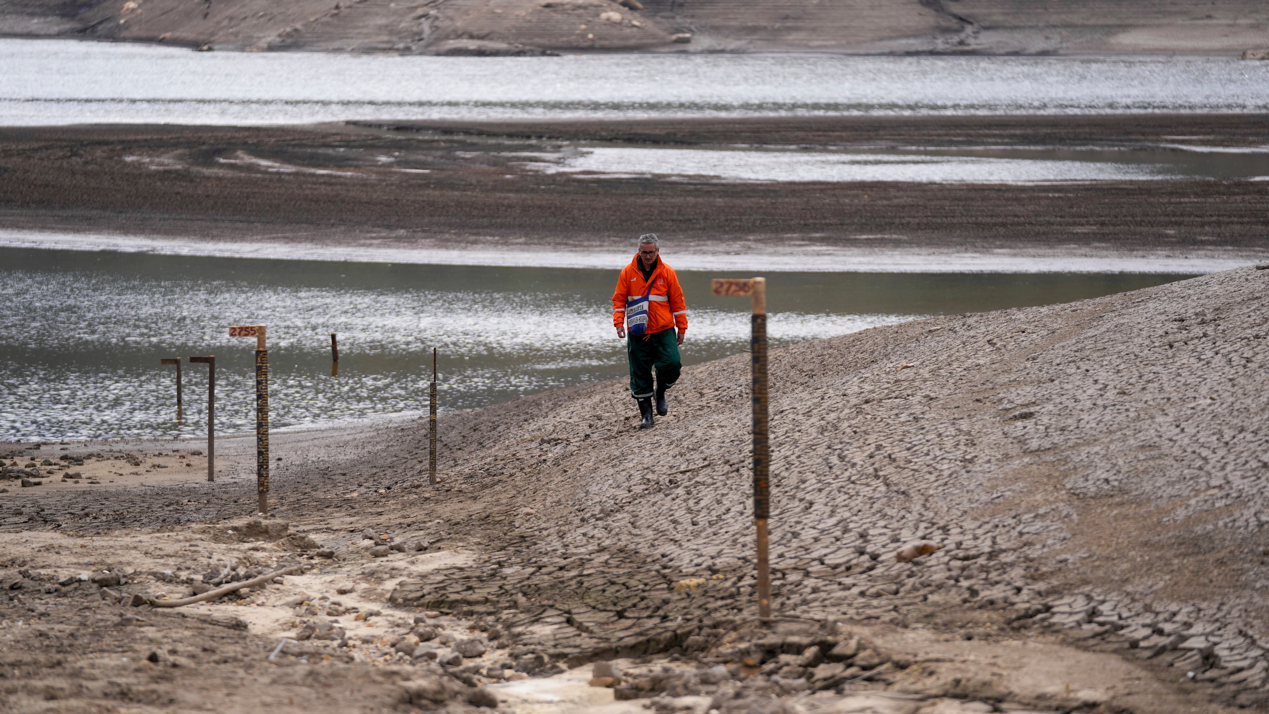 Un trabajador de la empresa de agua de Bogotá monitorea el nivel del embalse de San Rafael, una fuente de agua potable para Bogotá que está bajo debido al fenómeno climático de El Niño, en La Calera, en las afueras de Bogotá, Colombia, el lunes 8 de abril de 2024. (AP Foto/Iván Valencia)