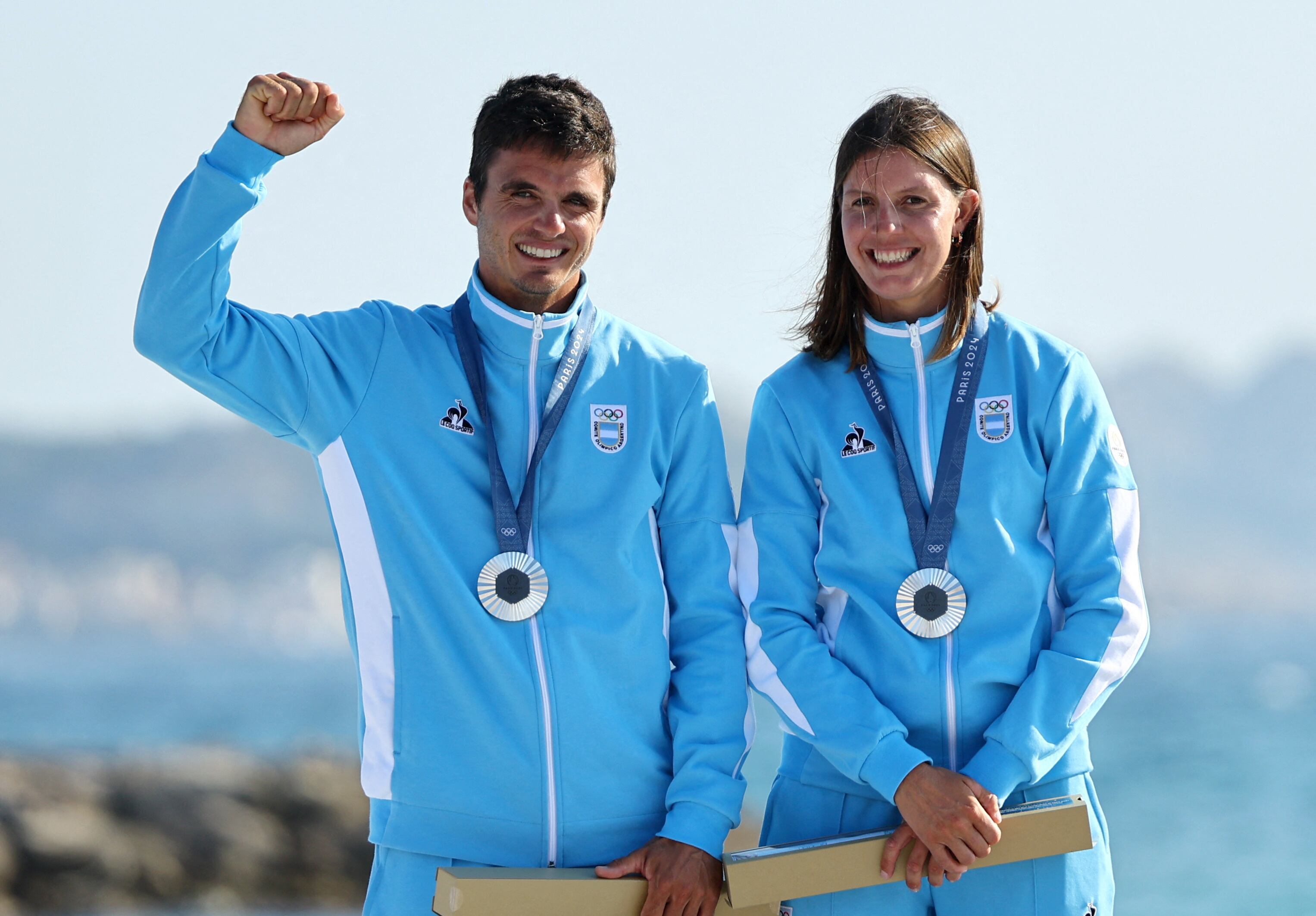 Mateo Majdalani y Eugenia Bosco posan con la medalla de plata conseguida en los Juegos Olímpicos de París 2024 en la clase Nacra 17 (REUTERS/Luisa Gonzalez)