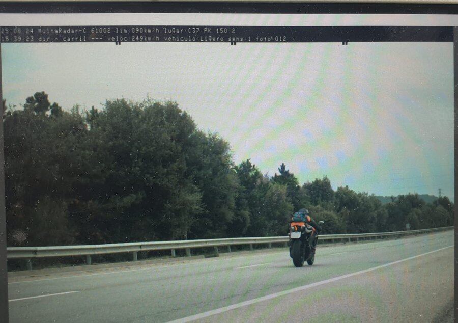 Detectada una motocicleta a 249 km/h con limitación de 90 en la C-37, en Manlleu, Barcelona, Cataluña. (@mossos / X)