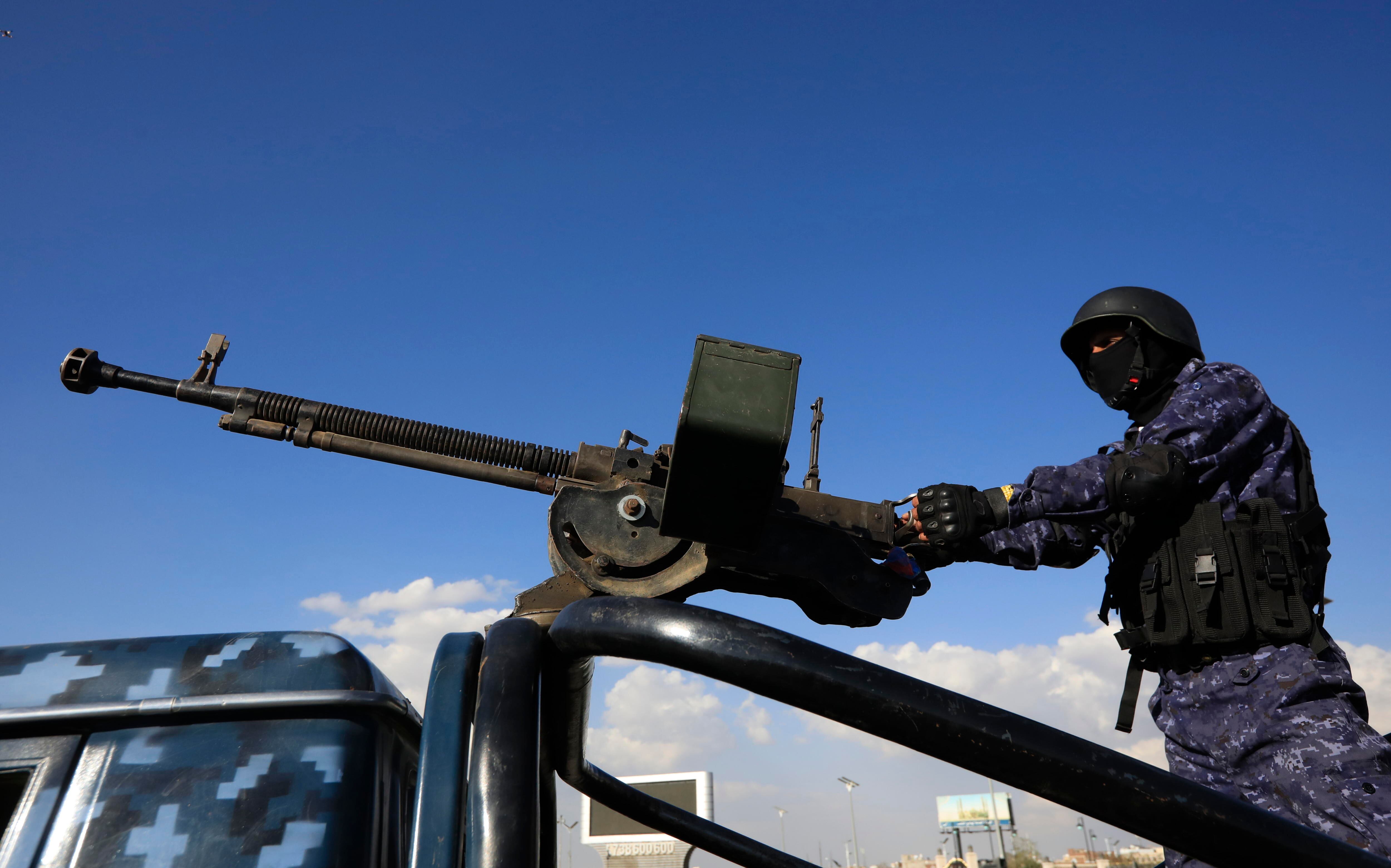 Un soldado hutí maneja una ametralladora en un vehículo militar durante una protesta (EFE/EPA/YAHYA ARHAB)