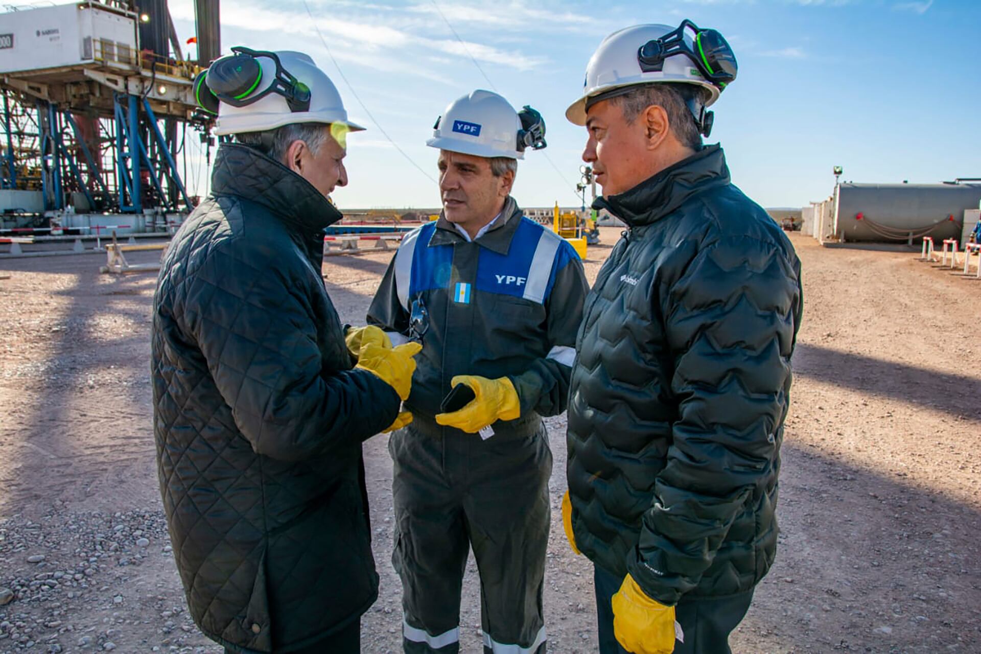 Luis Caputo, Rolando Figueroa y el presidente de YPF, Horacio Marín,