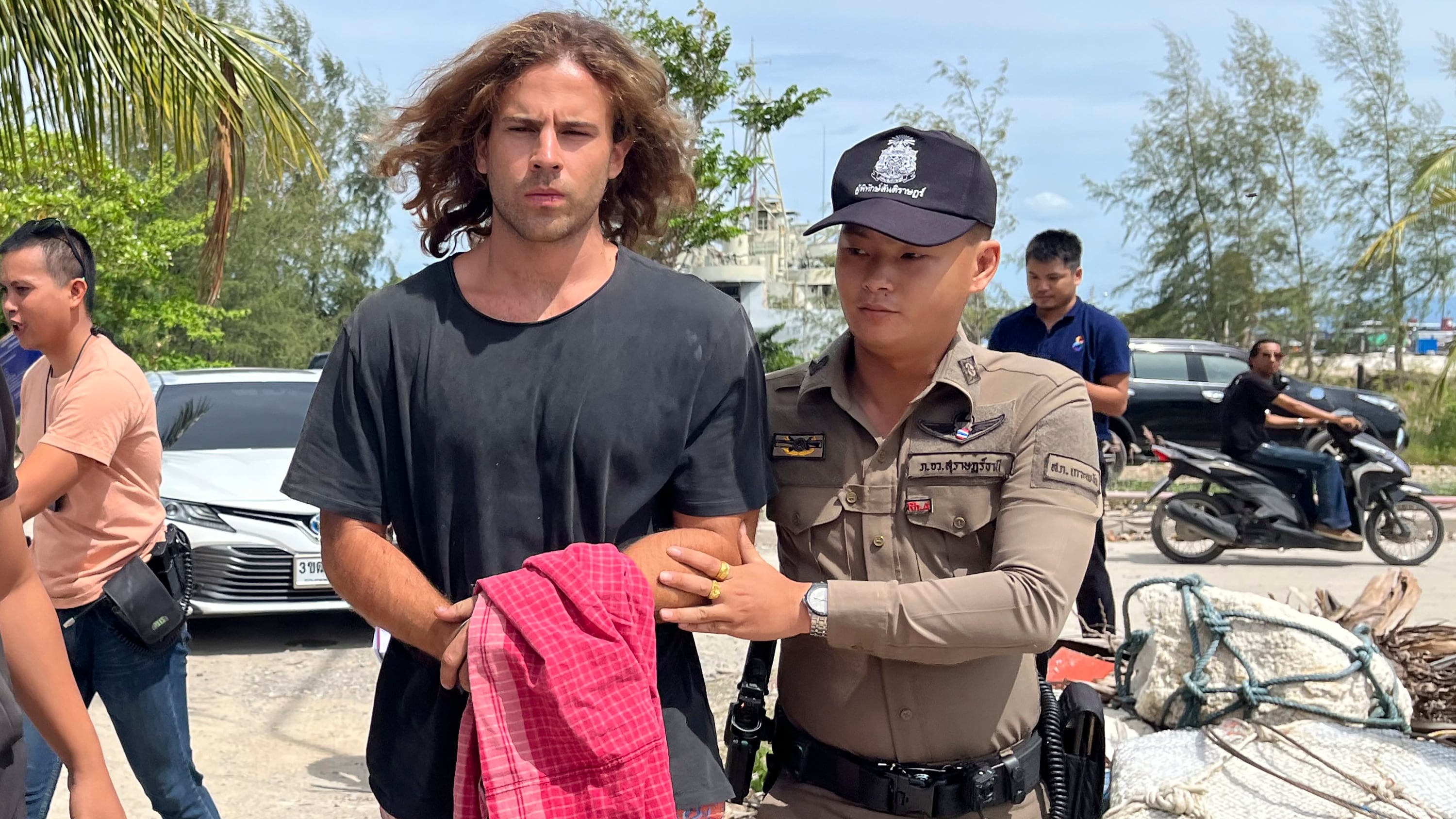 Un agente de la policía tailandesa escolta a Daniel Sancho en Koh Samui, en el sur de Tailandia, el 7 de agosto de 2023. (AP Foto/Somkeat Ruksaman, archivo)