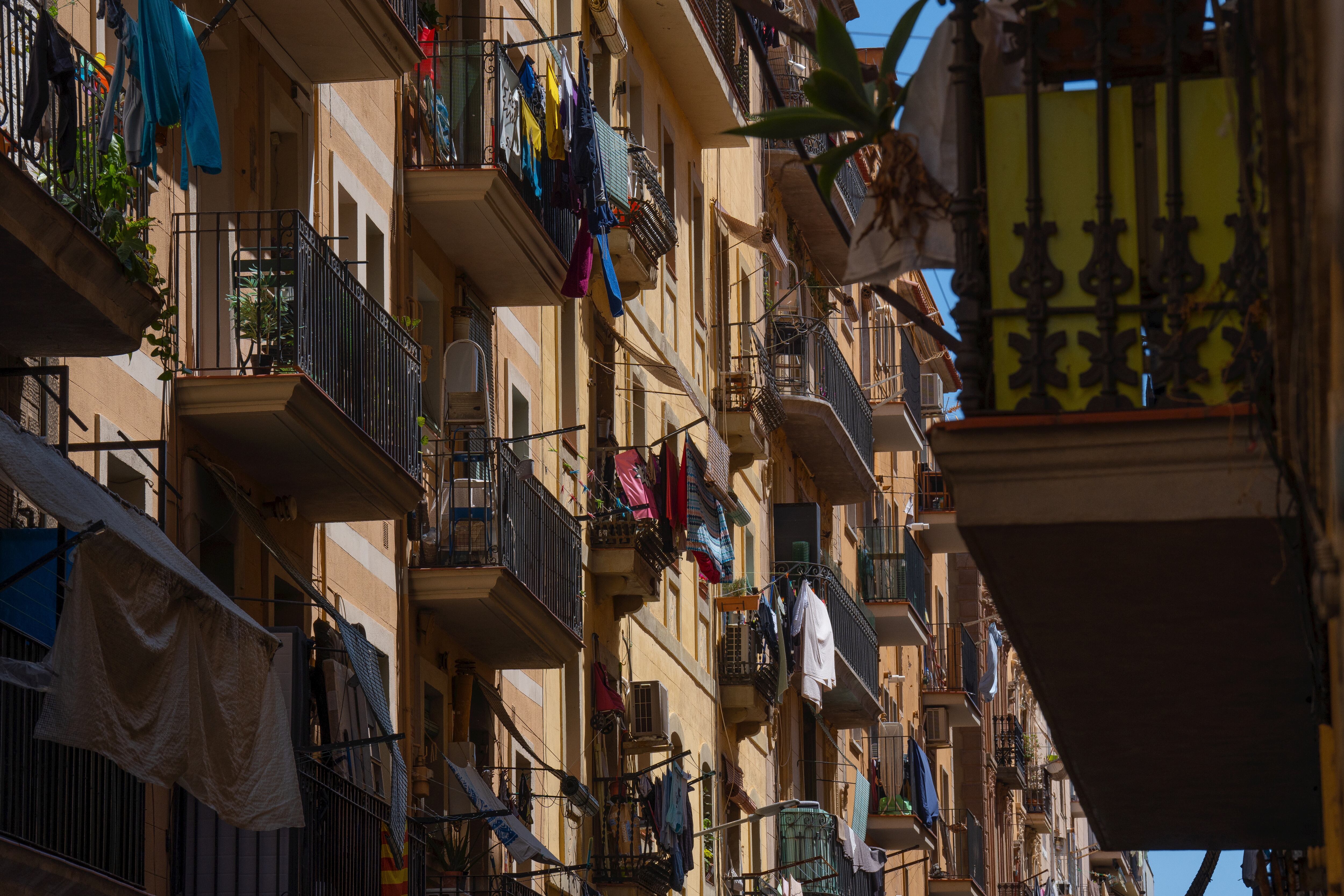 Fachada de un edificio de viviendas en Barcelona. (David Zorrakino/Europa Press)