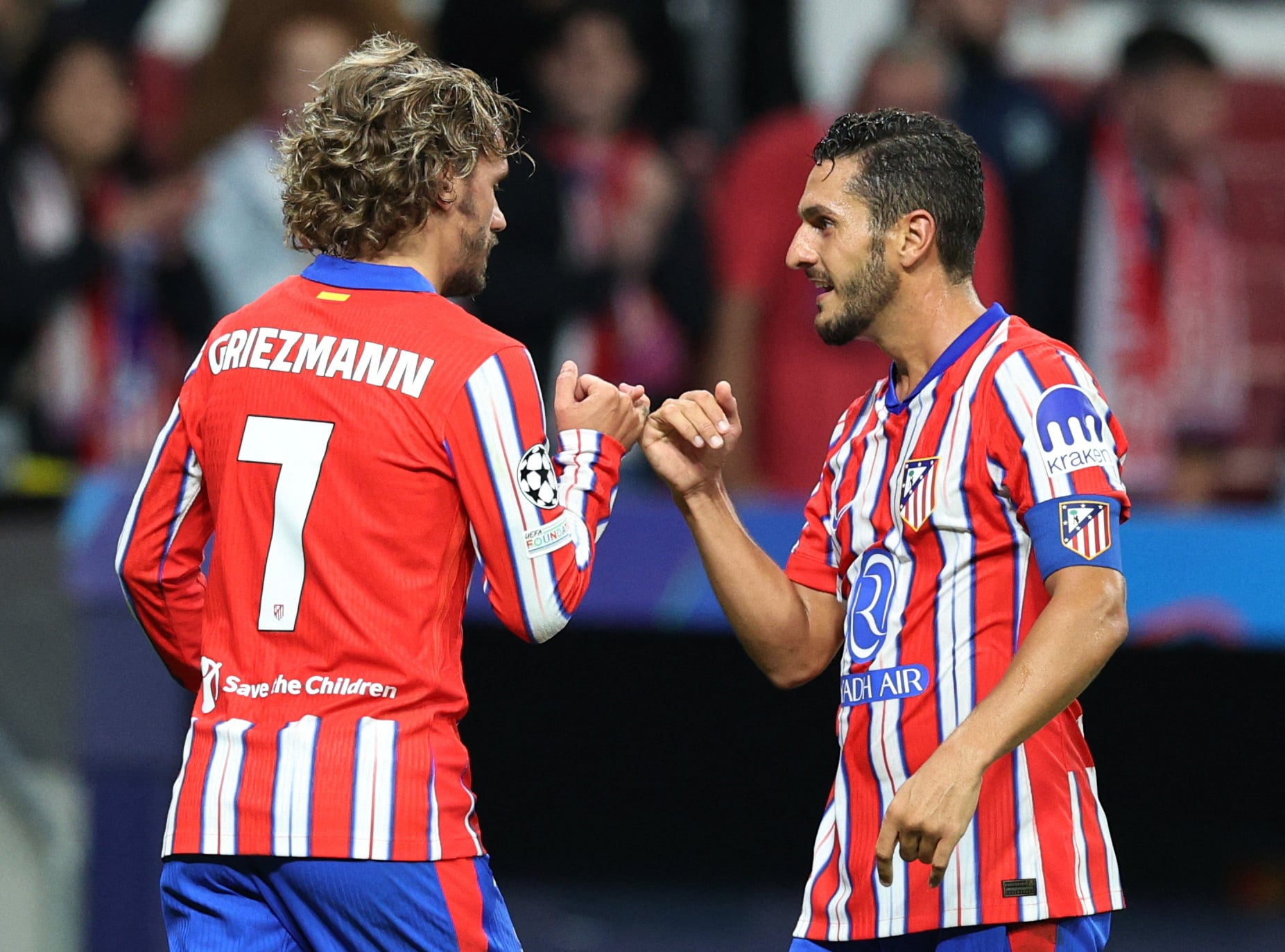 Antoine Griezmann y Koke festejan el triunfo agónico del Atlético de Madrid sobre el Leipzig alemán (REUTERS/Violeta Santos Moura)