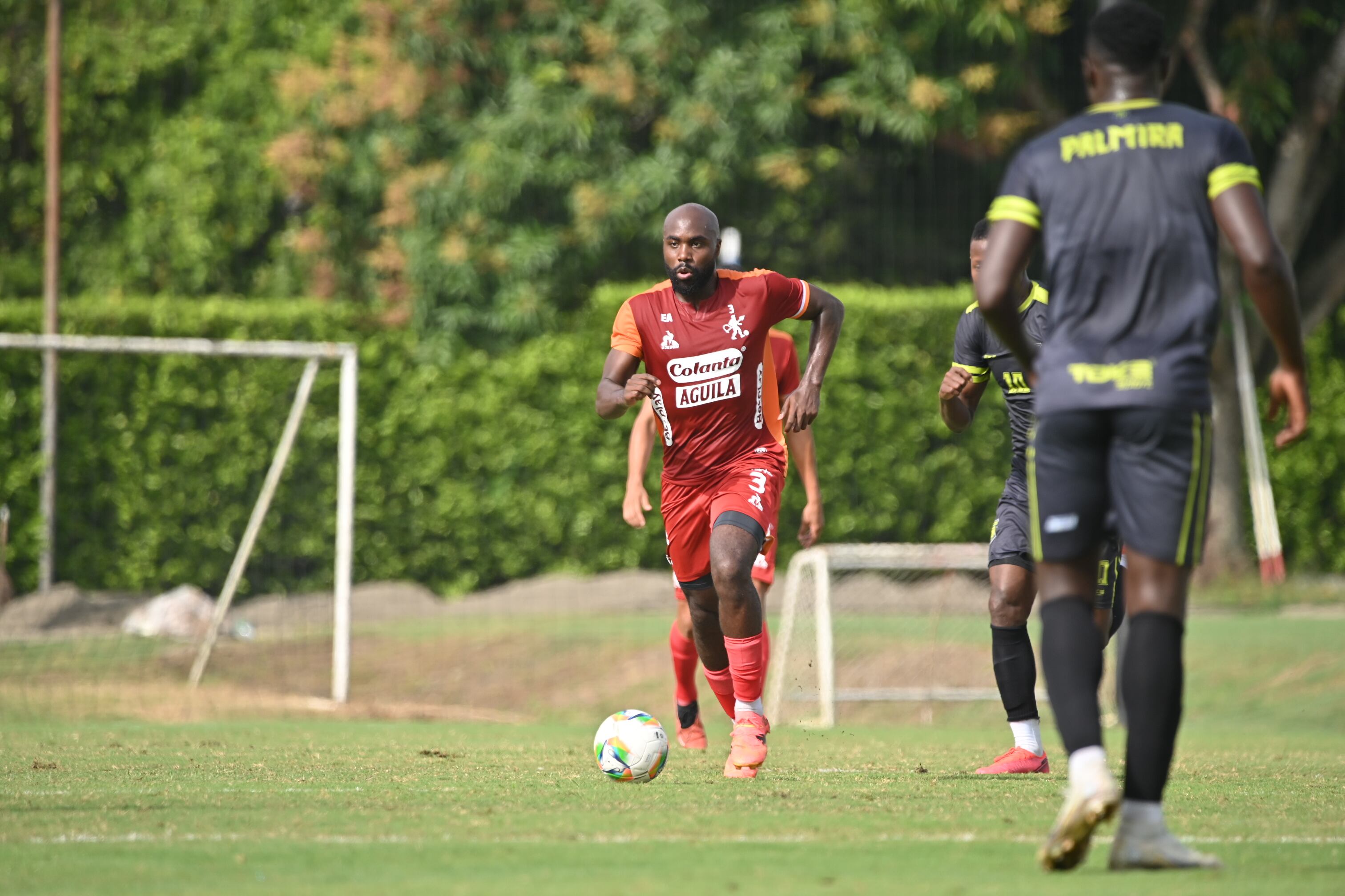 El central ex River Plate de Argentina y Brujas de Bélgica será la principal baja ante Atlético Bucaramanga - crédito Jefatura de prensa / América de Cali