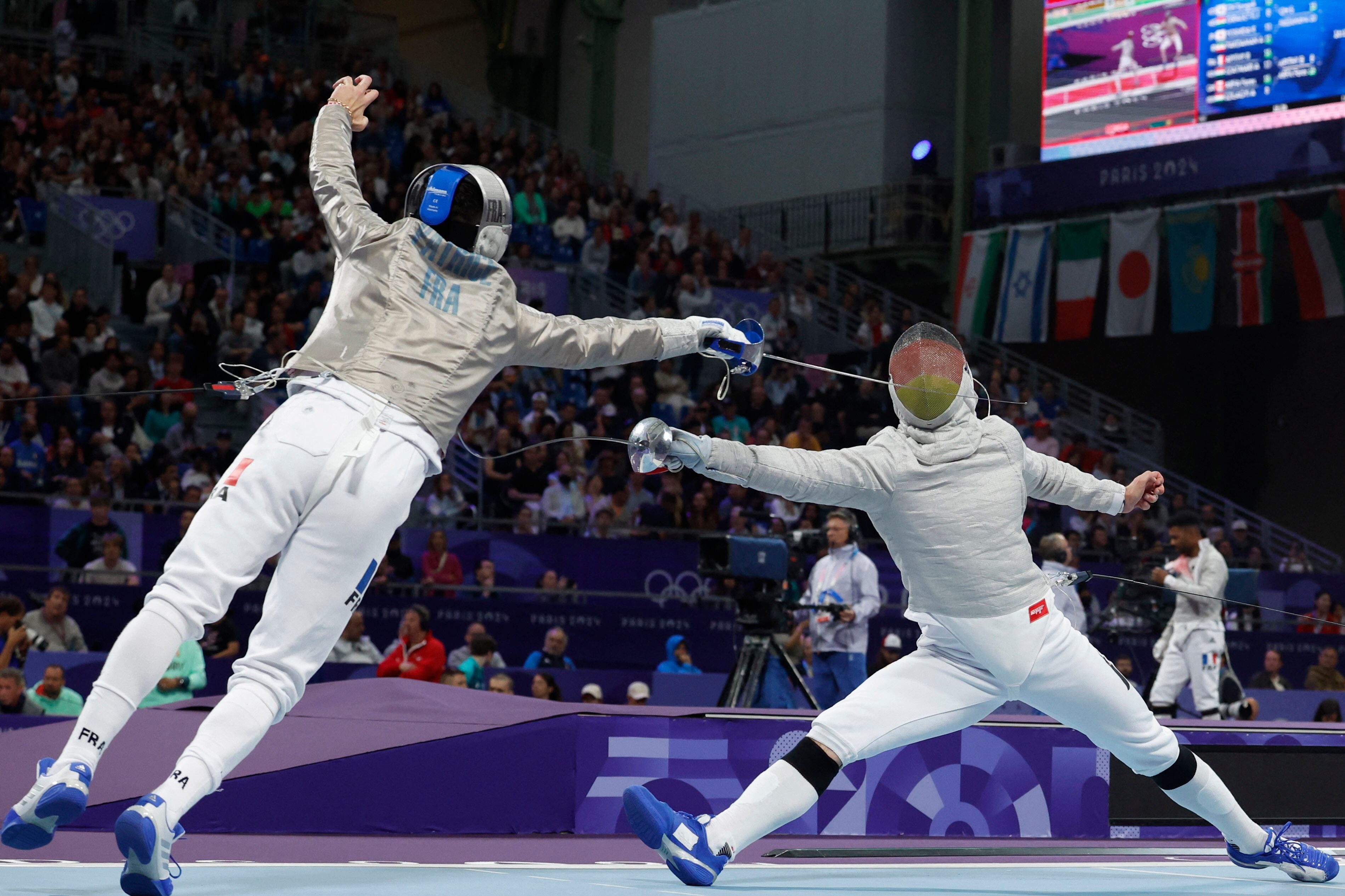 El esgrimista francés Sebastien Patrice durante su combate con el alemán Matyas Szabo (REUTERS/Albert Gea)