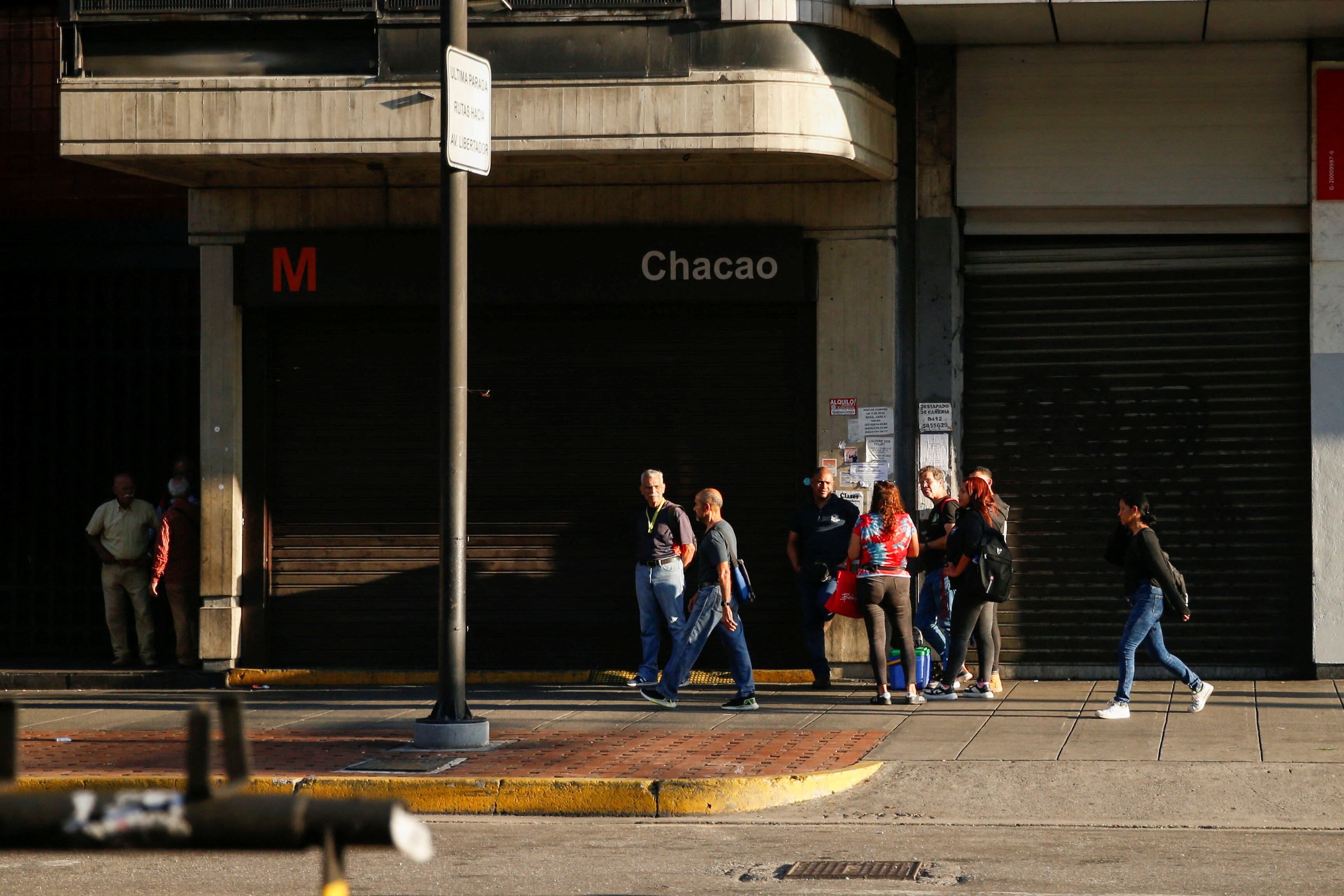 En varias regiones de Venezuela, como Caracas, Portuguesa, Carabobo, Mérida y Aragua, la electricidad se ha ido restableciendo de forma gradual, aunque no sin dificultades (REUTERS/Leonardo Fernandez Viloria)