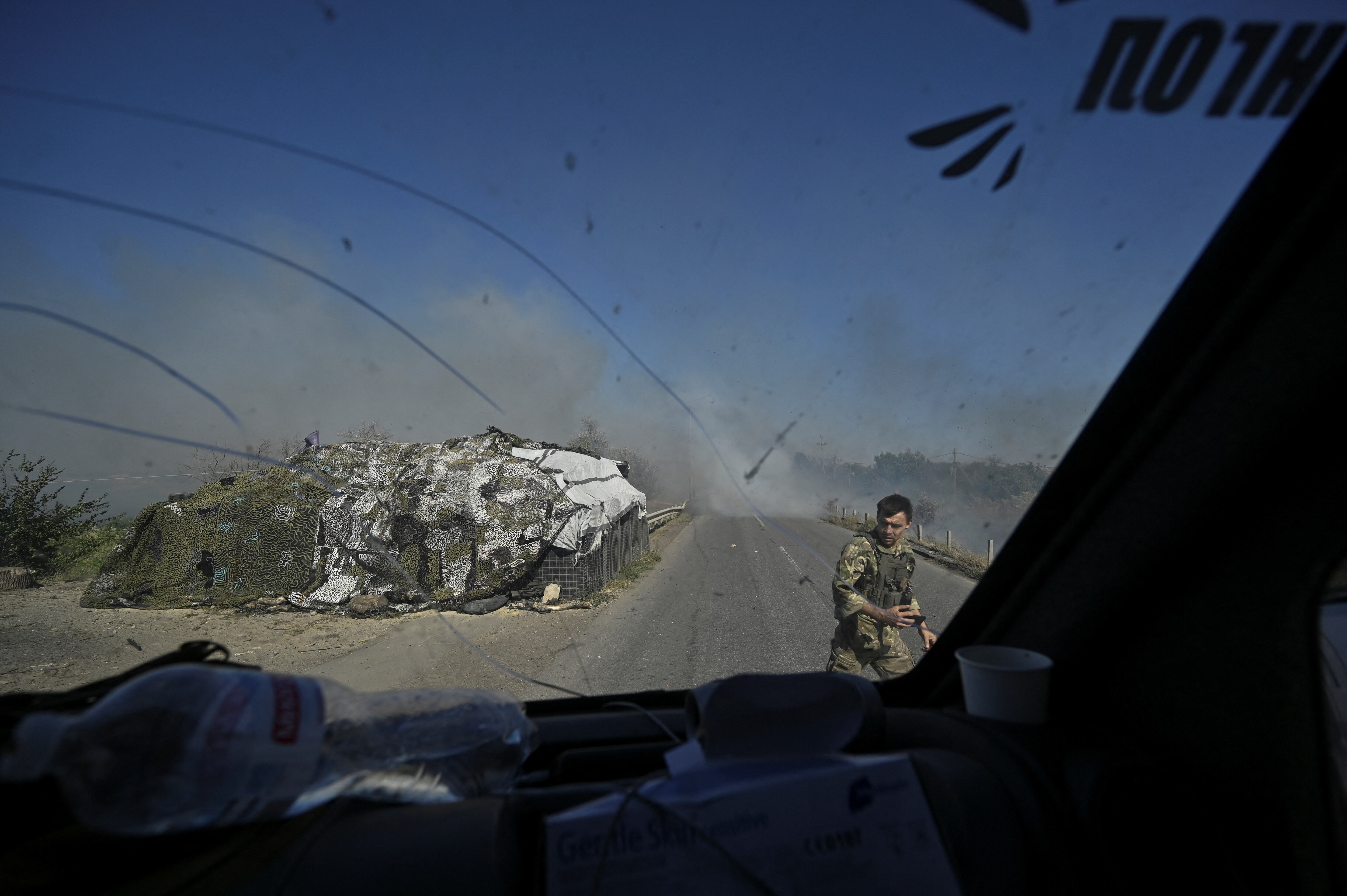 Un agente de policía en una carretera durante la evacuación de civiles de las afueras de la ciudad de Kurakhove. (REUTERS)