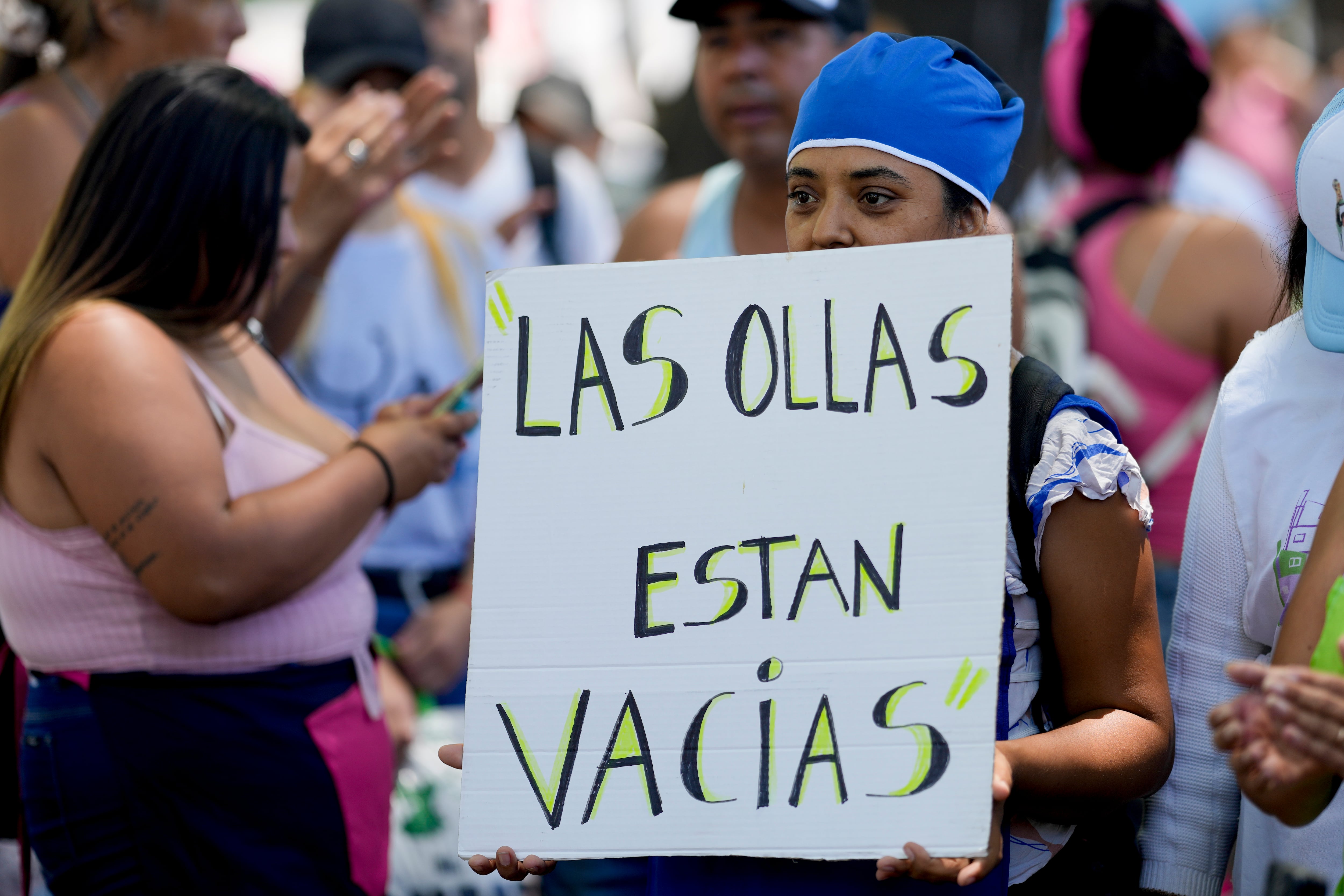 Desde las 10 manifestantes de la Unión Trabajadores de la Economía Popular (UTEP) protestarán frente al edificio de Capital Humano  (AP Foto/Natacha Pisarenko)