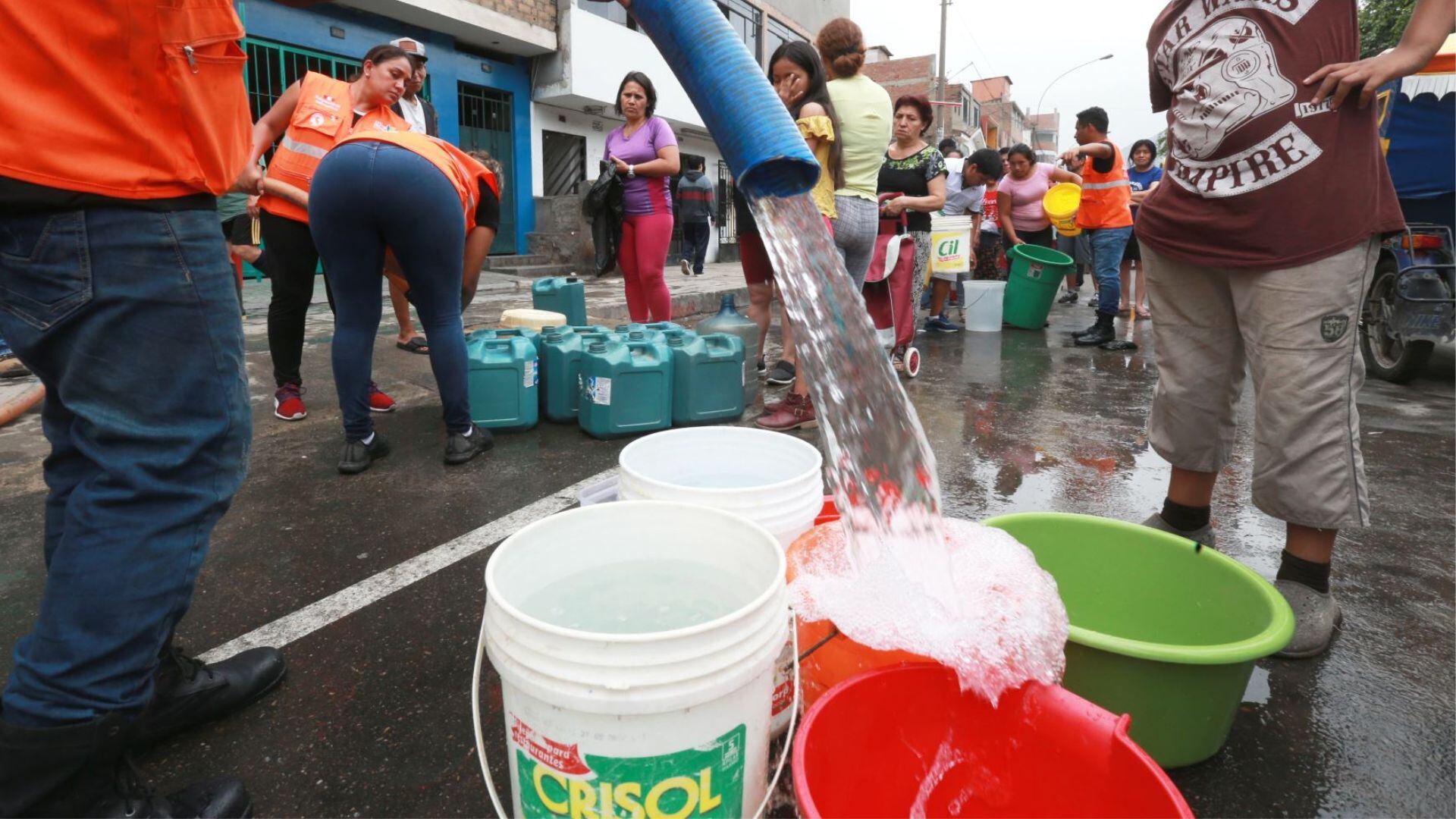 Personas recolectando agua