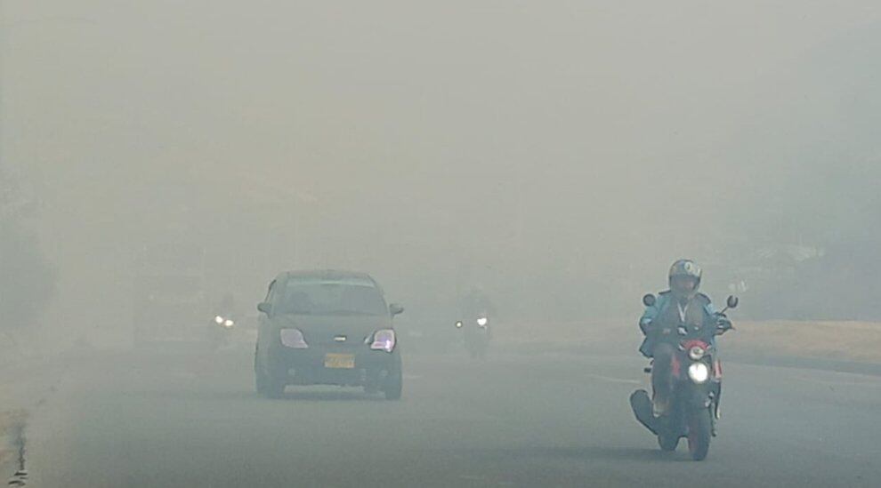 Por motivos de incendios forestales, se registra una capa de humo en la avenida Boyacá con calle 71 - crédito Secretaría de Movilidad