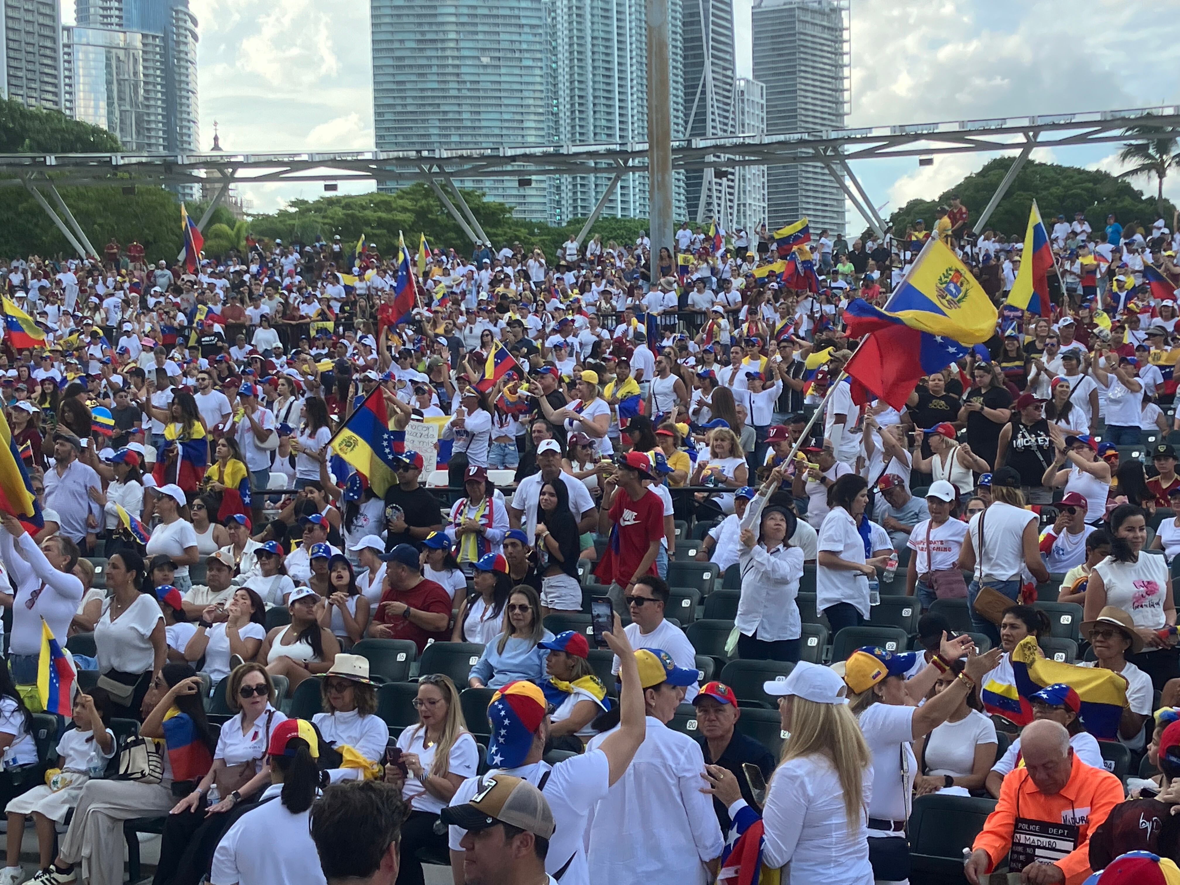 Ciudadanos venezolanos que residen en Estados Unidos protestan este sábado, para rechazar los resultados de las elecciones celebradas el 28 de julio, en Miami (EFE/ Emilio Jesús López)
