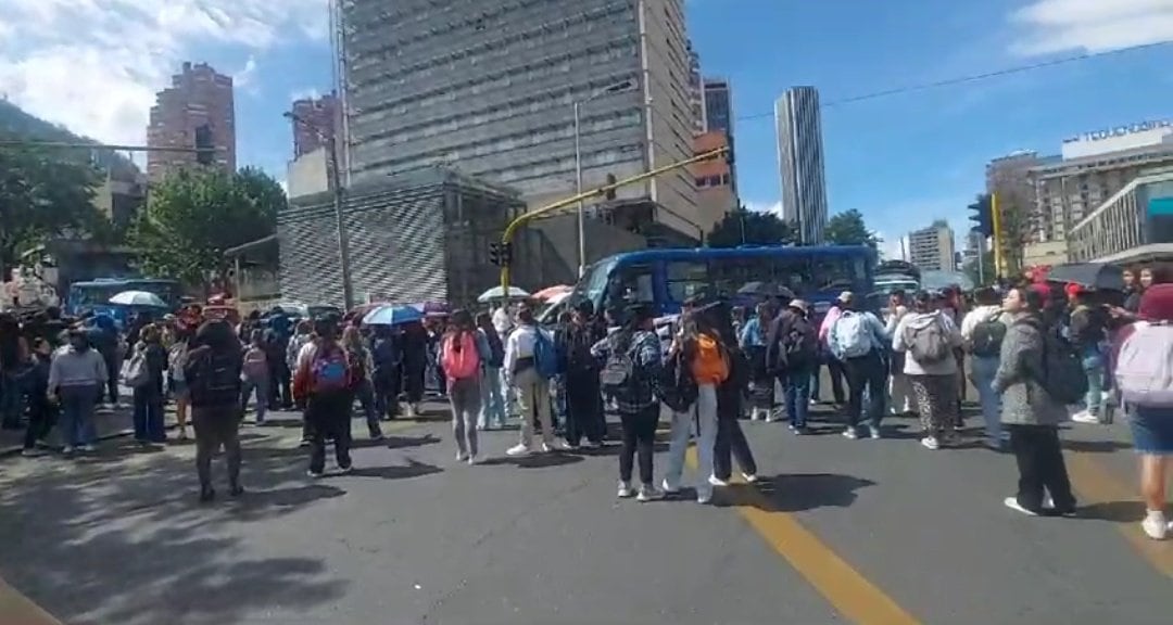 En este punto de la ciudad, siguen presentes los bloqueos desde las 10 de la mañana - crédito @BogotaTransito / X